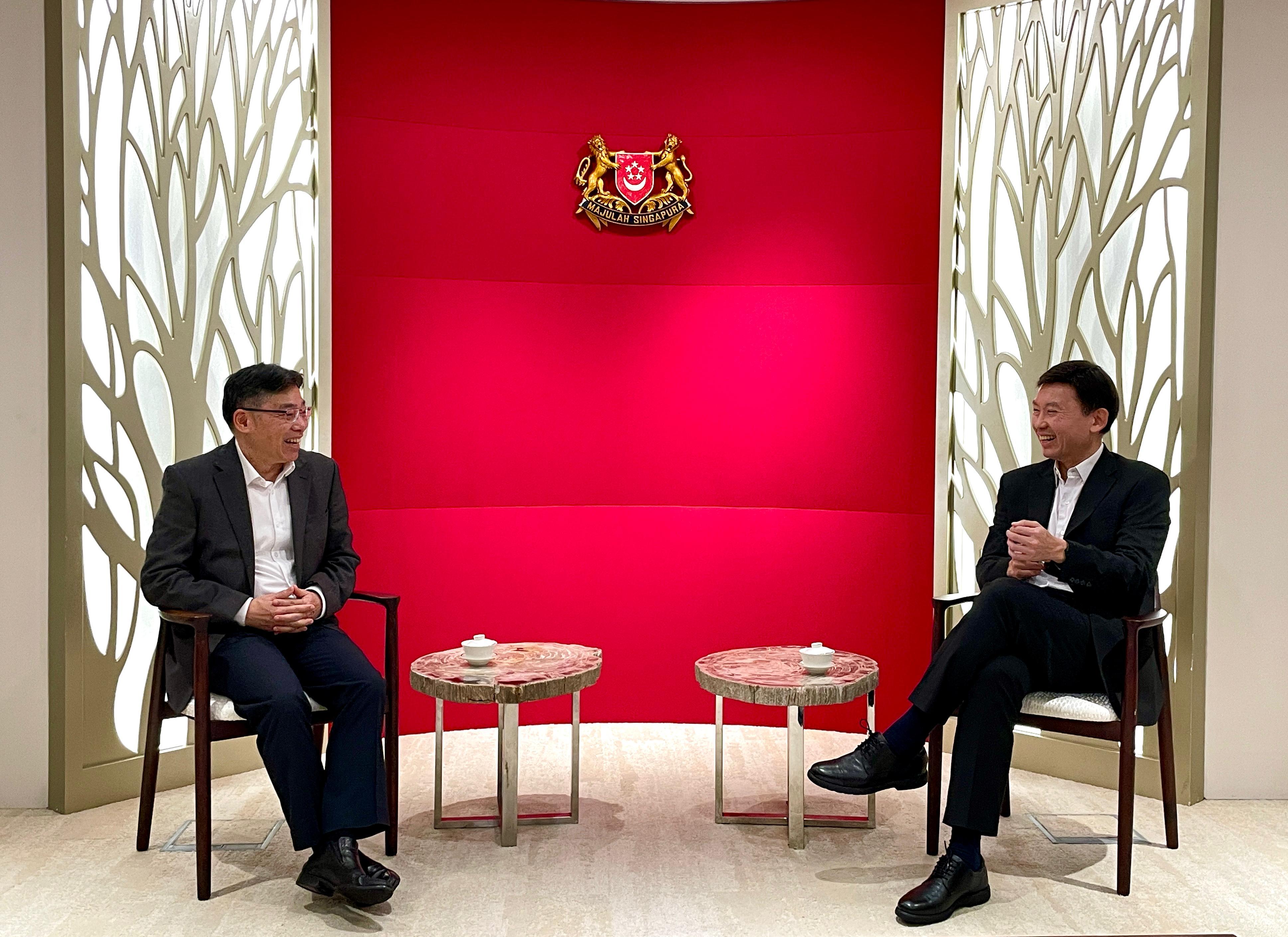 The Secretary for Transport and Logistics, Mr Lam Sai-hung (left), continued his visit to Singapore today (January 31) and had a meeting with the Minister for Transport of Singapore, Mr Chee Hong Tat (right), to exchange views on issues of mutual interest.