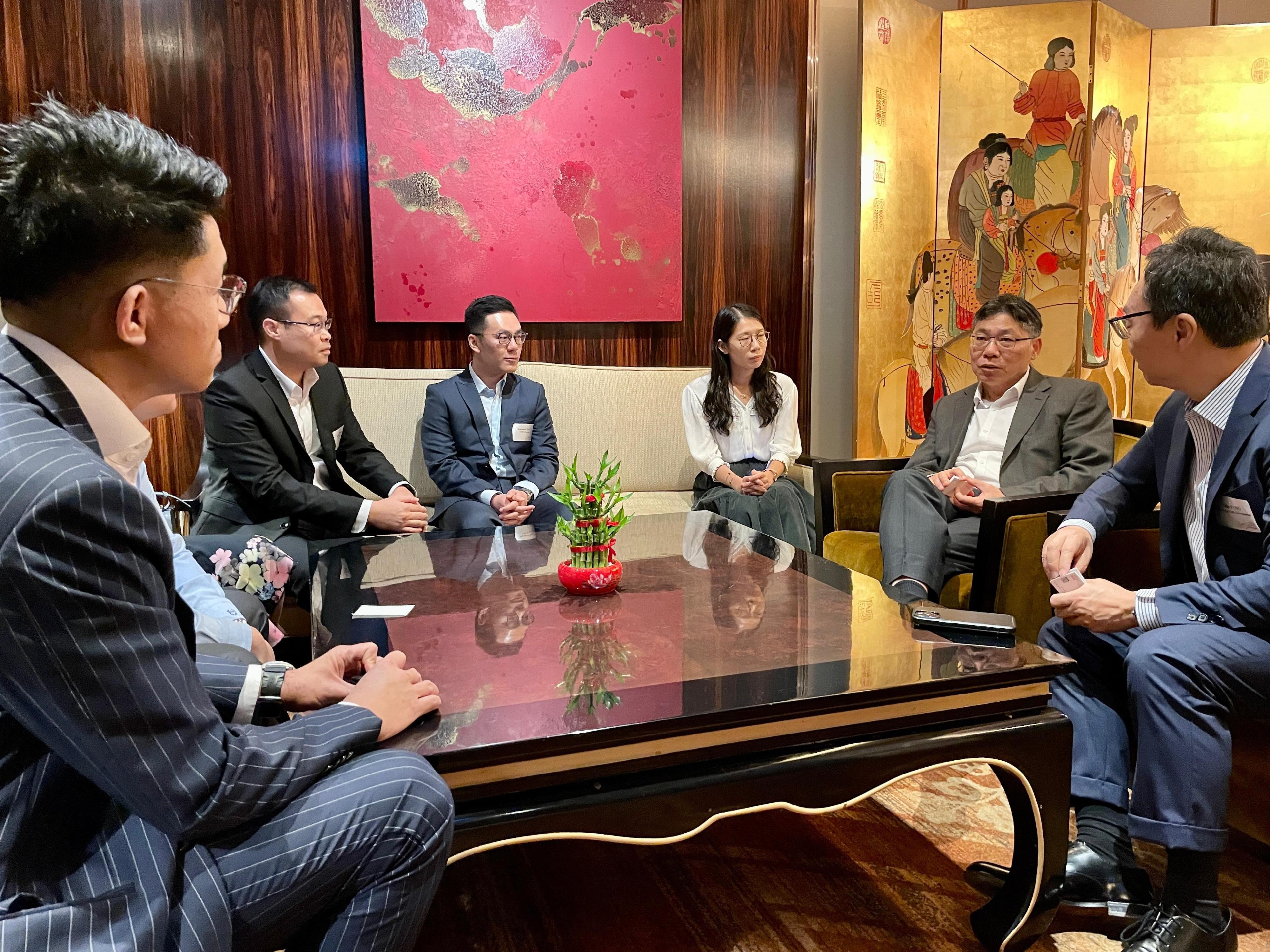 The Secretary for Transport and Logistics, Mr Lam Sai-hung (second right), continued his visit to Singapore today (January 31) and met with Hong Kong people living in Singapore in the evening to learn about their daily lives.