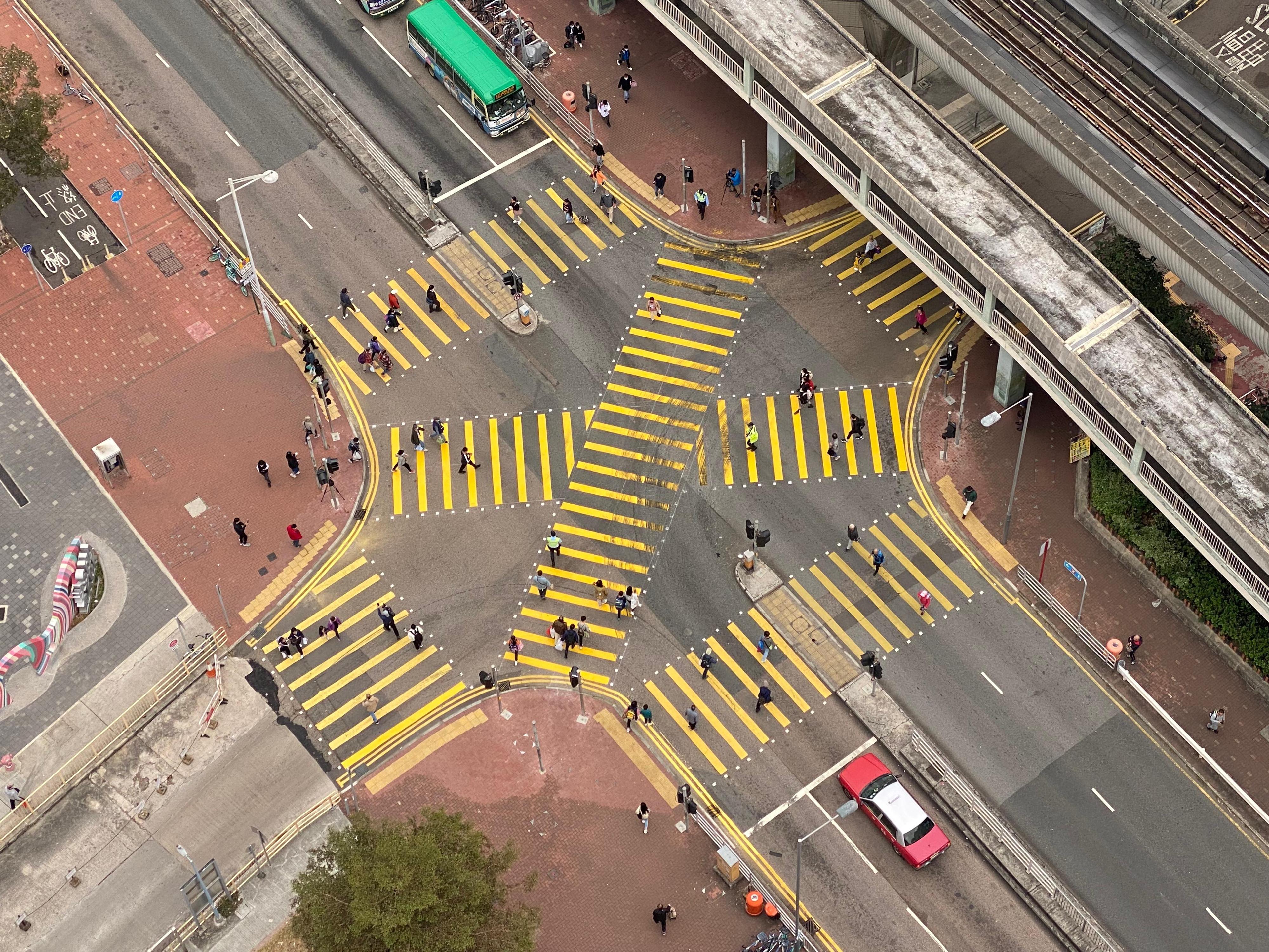 The Transport Department announced that the works for diagonal crossings at the junction of Sha Kok Street and Yat Tai Street in Sha Tin have been completed and that the crossings are open for use today (January 31). Diagonal crossings allow pedestrians to walk directly to a diagonal corner via the centre of the junction, thus reducing the walking distance and saving time.