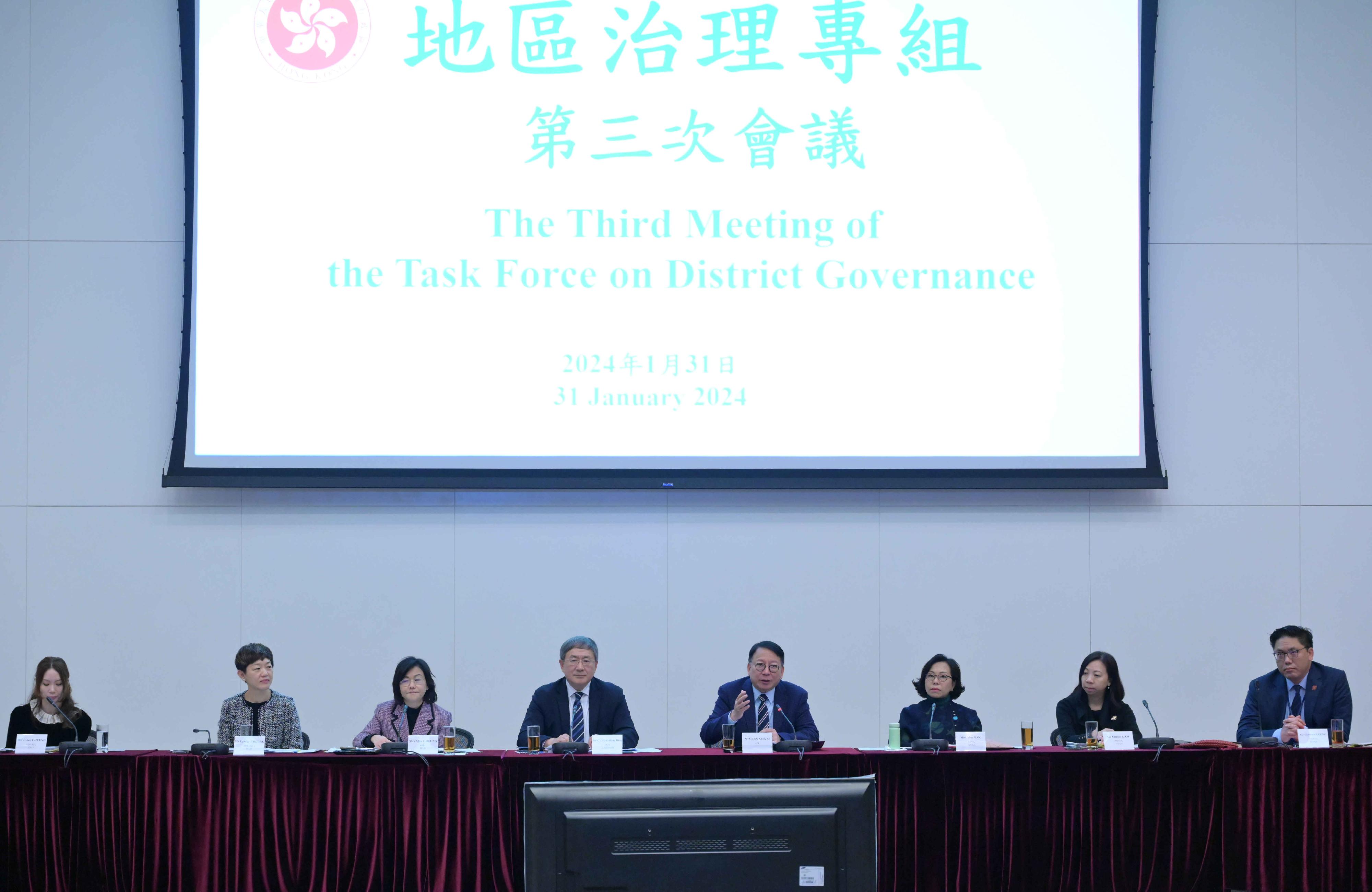 The Chief Secretary for Administration, Mr Chan Kwok-ki (fourth right), today (January 31) attends the third meeting of the Task Force on District Governance chaired by the Deputy Chief Secretary for Administration, Mr Cheuk Wing-hing (fourth left), and instructs bureaux and departments to make good preparations for the celebration of the 75th anniversary of the founding of the People's Republic of China. The Secretary for Home and Youth Affairs, Miss Alice Mak (third right), also attends.