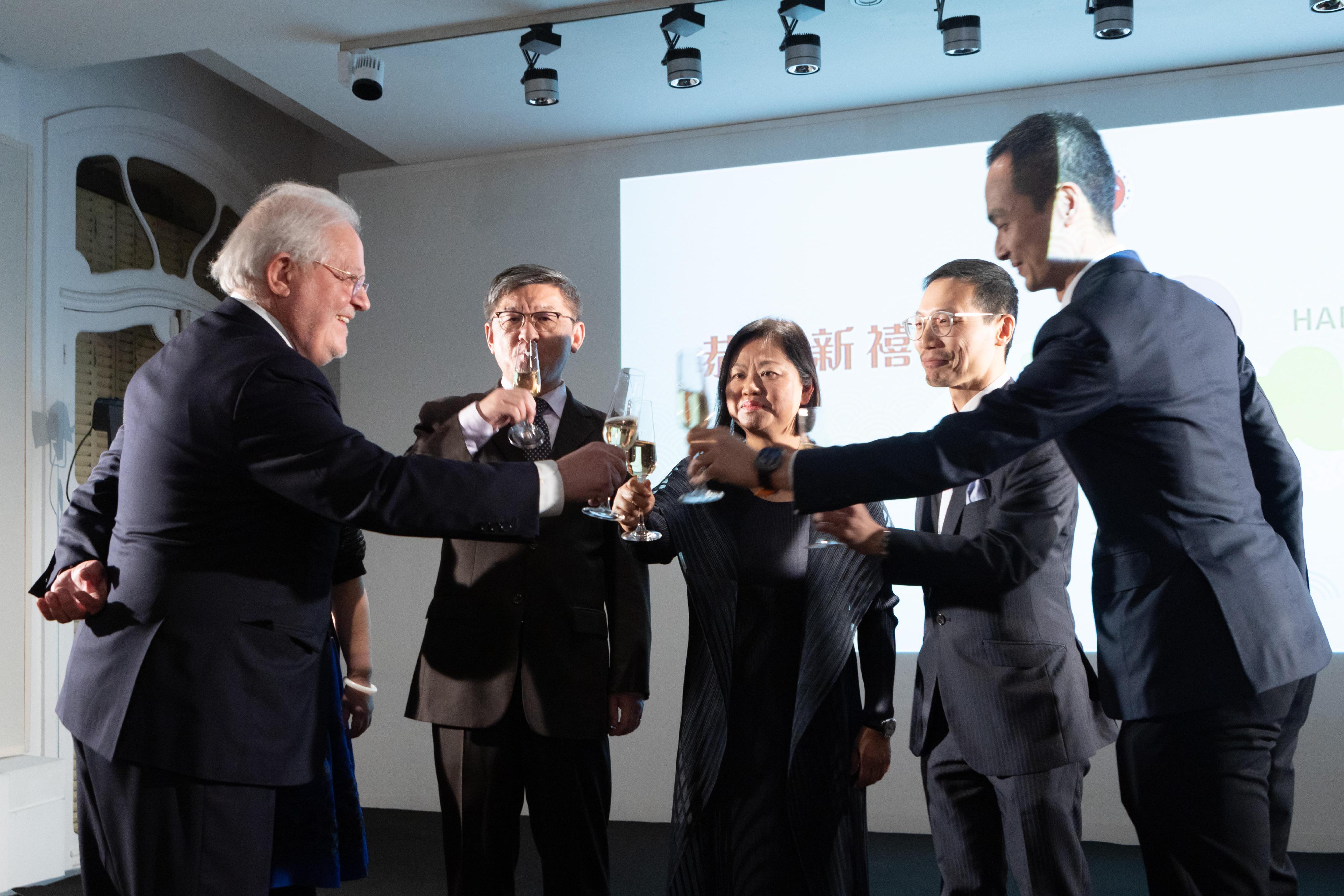 Photo shows (from left): Chairman of the France Hong Kong Business Association, Mr Eric-Jean Thomas; the Minister of the Chinese Embassy in France, Mr Chendong; Special Representative for Hong Kong Economic and Trade Affairs to the European Union at the Hong Kong Economic and Trade Office in Brussels, Mrs Shirley Yung; the Regional Director of the Europe, Central Asia and Israel at the Hong Kong Trade Development Council (HKTDC), Mr Silas Chu; and the Director of France, Spain and Portugal at HKTDC, Mr Chris Lo.