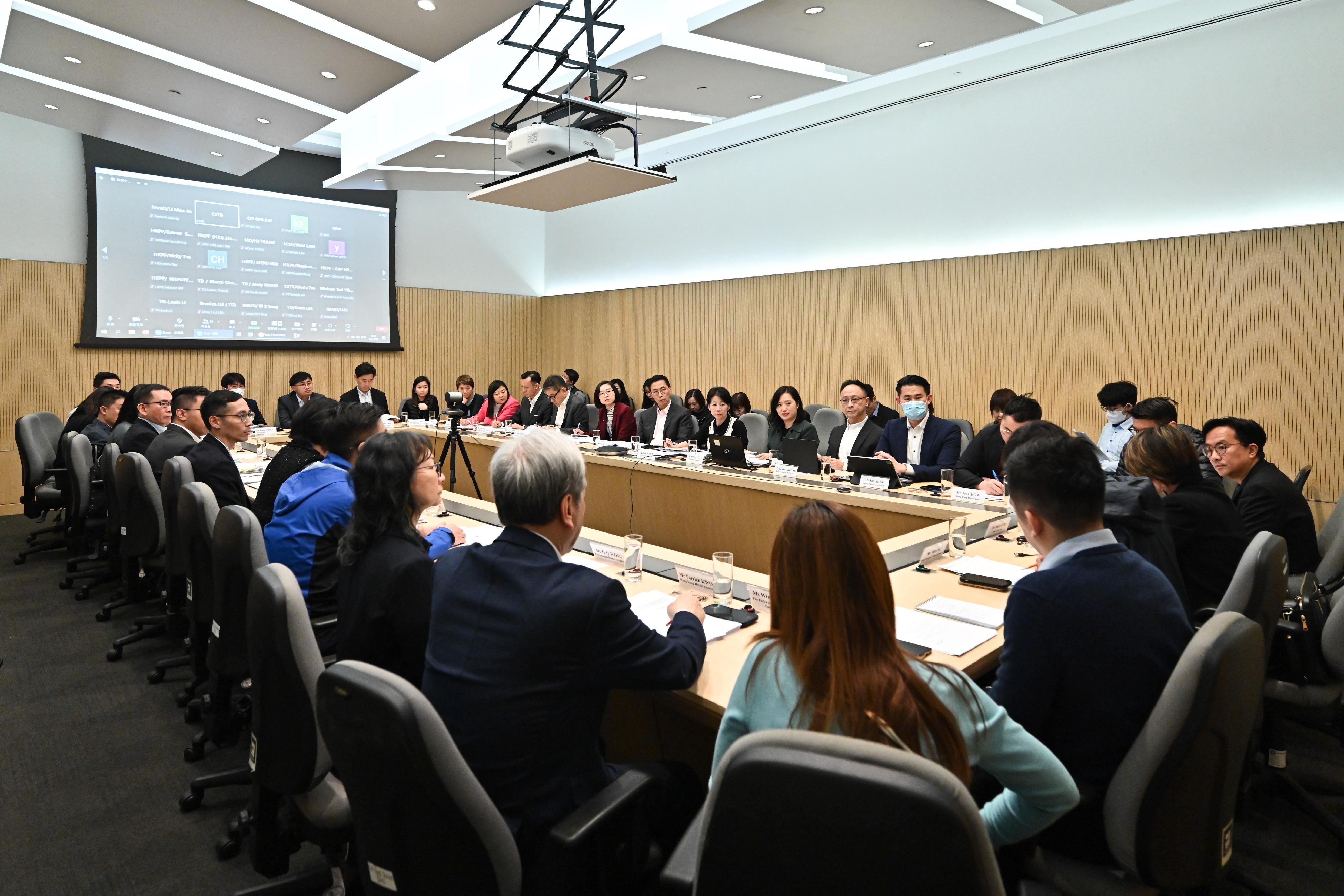 The Culture, Sports and Tourism Bureau convened a meeting today (February 1) to co-ordinate preparation for visitor arrivals to Hong Kong during Chinese New Year Golden Week of the Mainland. Representatives of various units discussed the arrangements for visitor arrivals at the meeting.