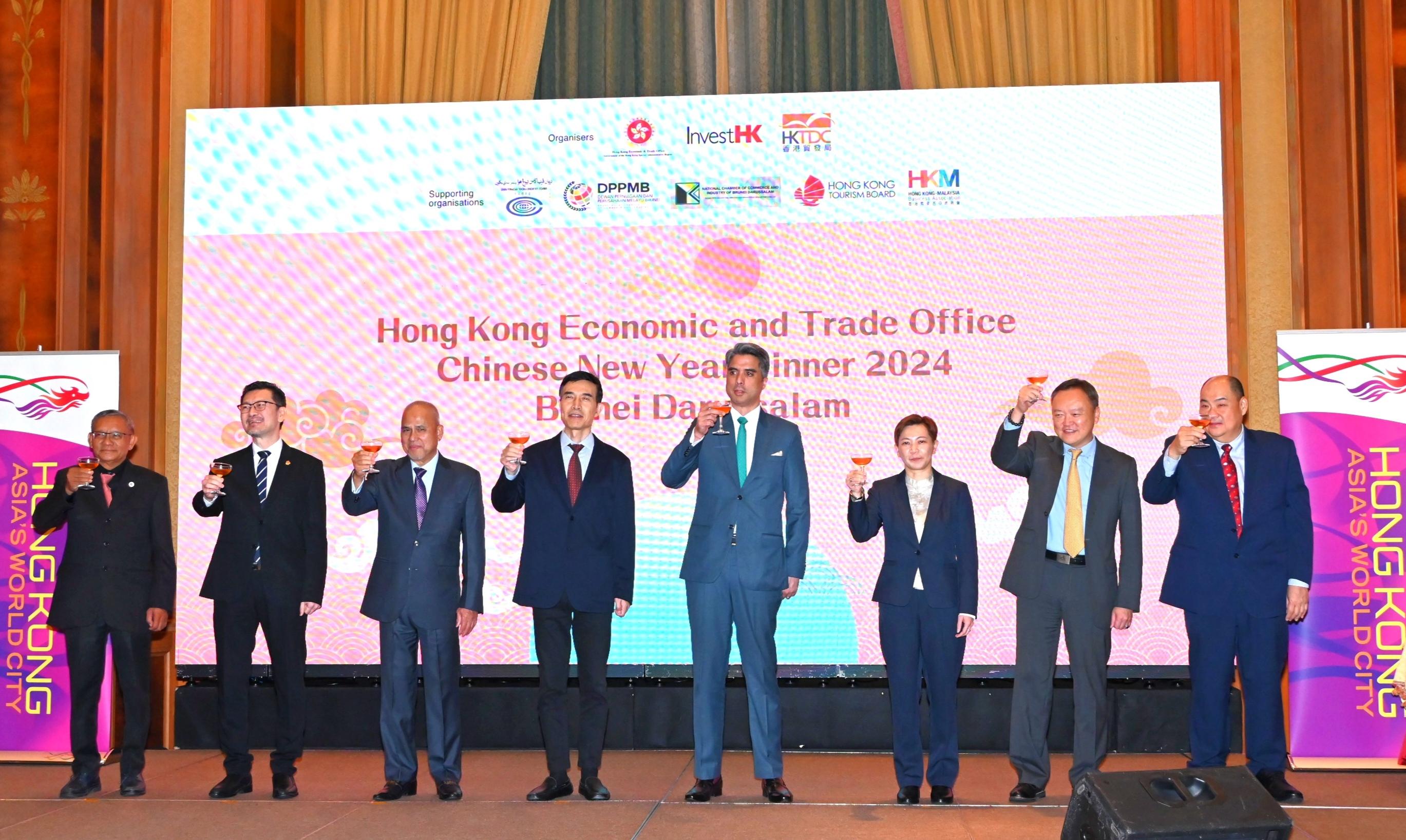The Hong Kong Economic and Trade Office, Jakarta (HKETO Jakarta) today (February 1) hosted a Chinese New Year dinner in Bandar Seri Begawan, Brunei Darussalam. Photo shows (from fourth left) the Chinese Ambassador to Brunei Darussalam, Mr Xiao Jianguo; the Deputy Permanent Secretary (Trade and Industry) of the Ministry of Finance and Economy of Brunei Darussalam, Mr Mohammad Harris bin Brigadier Jeneral (Rtd) Dato Paduka Haji Ibrahim; the Director-General of the HKETO Jakarta, Miss Libera Cheng; the Regional Director of South East Asia and South Asia of the Hong Kong Trade Development Council, Mr Ronald Ho, and other officiating guests hosting a toasting ceremony.