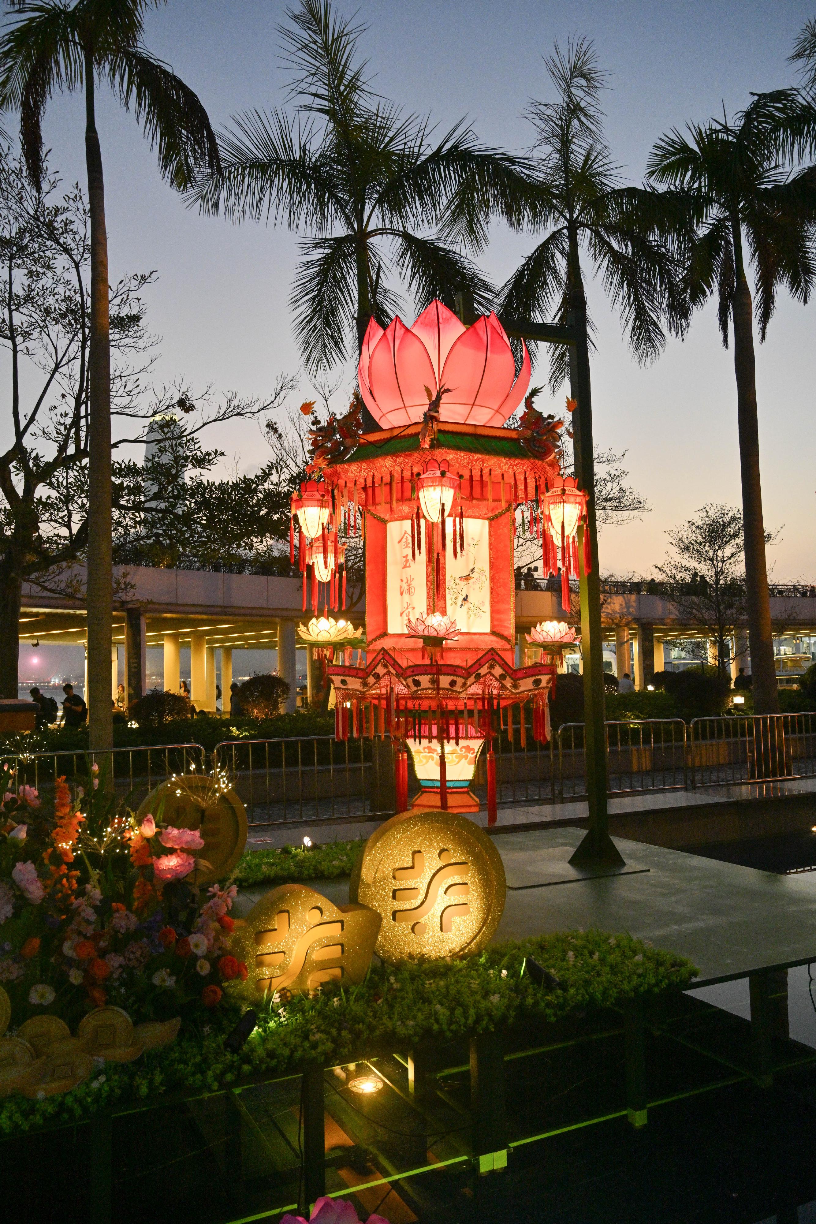 The Leisure and Cultural Services Department is presenting the Lunar New Year Lantern Display "Dancing Dragon with Lanterns to Greet the New Year" at the Hong Kong Cultural Centre Piazza from today (February 2) until February 25 to ring in the Year of the Dragon with the public. In addition to the green dragon, beautiful palace lanterns are also on display to boost festive atmosphere.