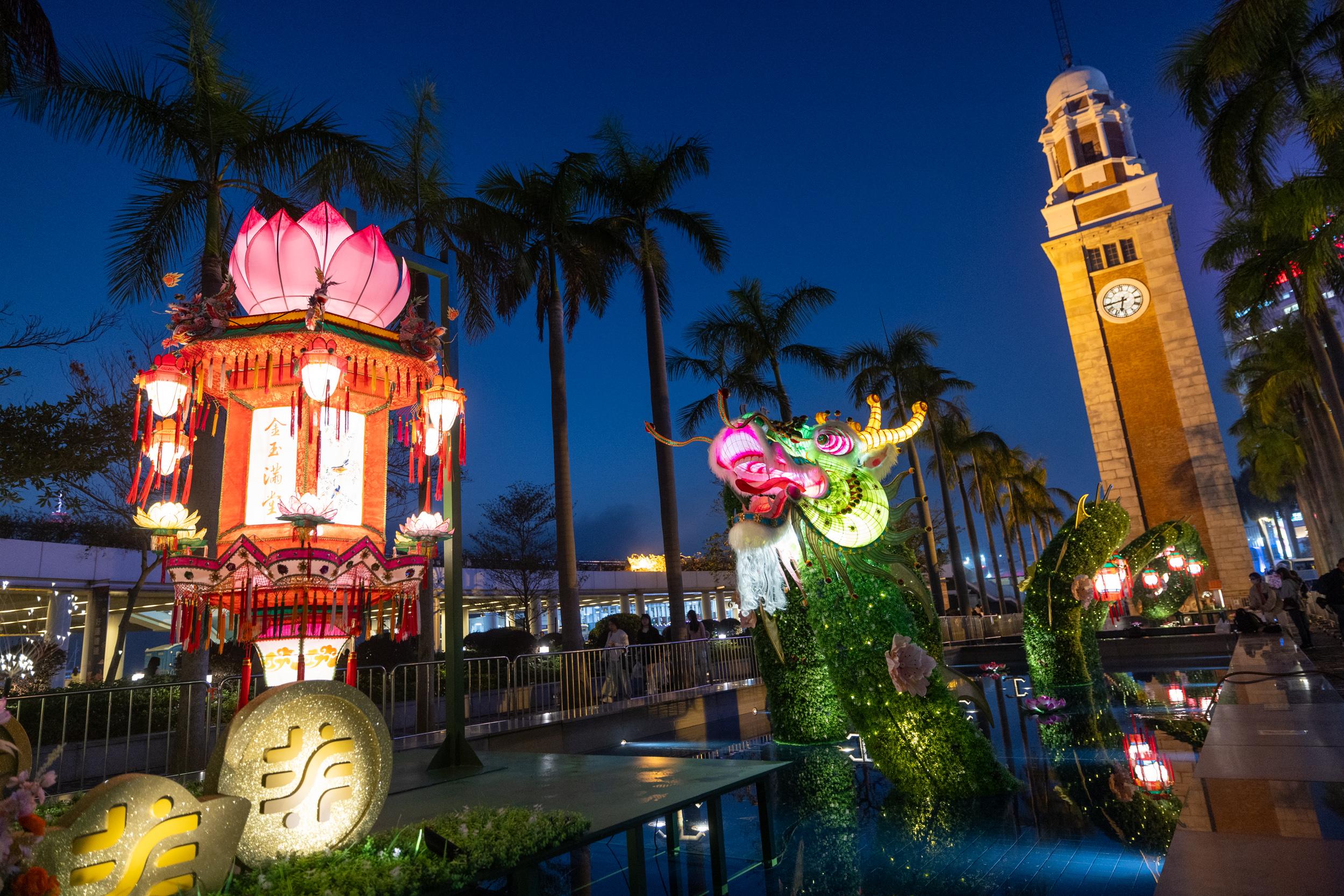 康乐及文化事务署今日（二月二日）至二月二十五日在香港文化中心露天广场举行春节彩灯展《龙跃花灯‧喜迎新岁》，与市民一起迎接龙年的来临。彩灯展的亮灯时间为每日下午六时至晚上十一时。