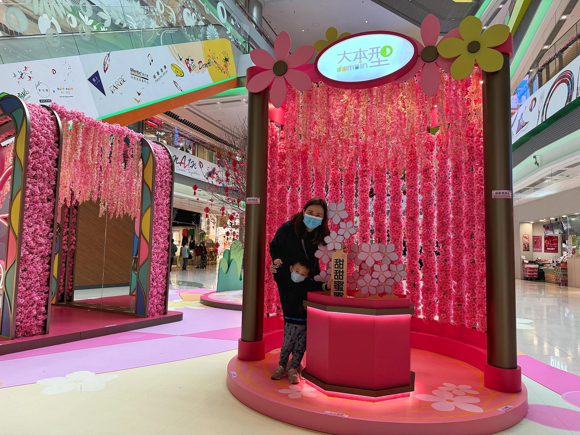 To welcome the Year of the Dragon, the Hong Kong Housing Authority has arranged celebratory events for shoppers to celebrate the new year and help boost the economy. Photo shows a 5-metre-long blossom mirror walk and floral lucky stick decorations at the ground floor atrium of the regional shopping centre, Domain, in Yau Tong.