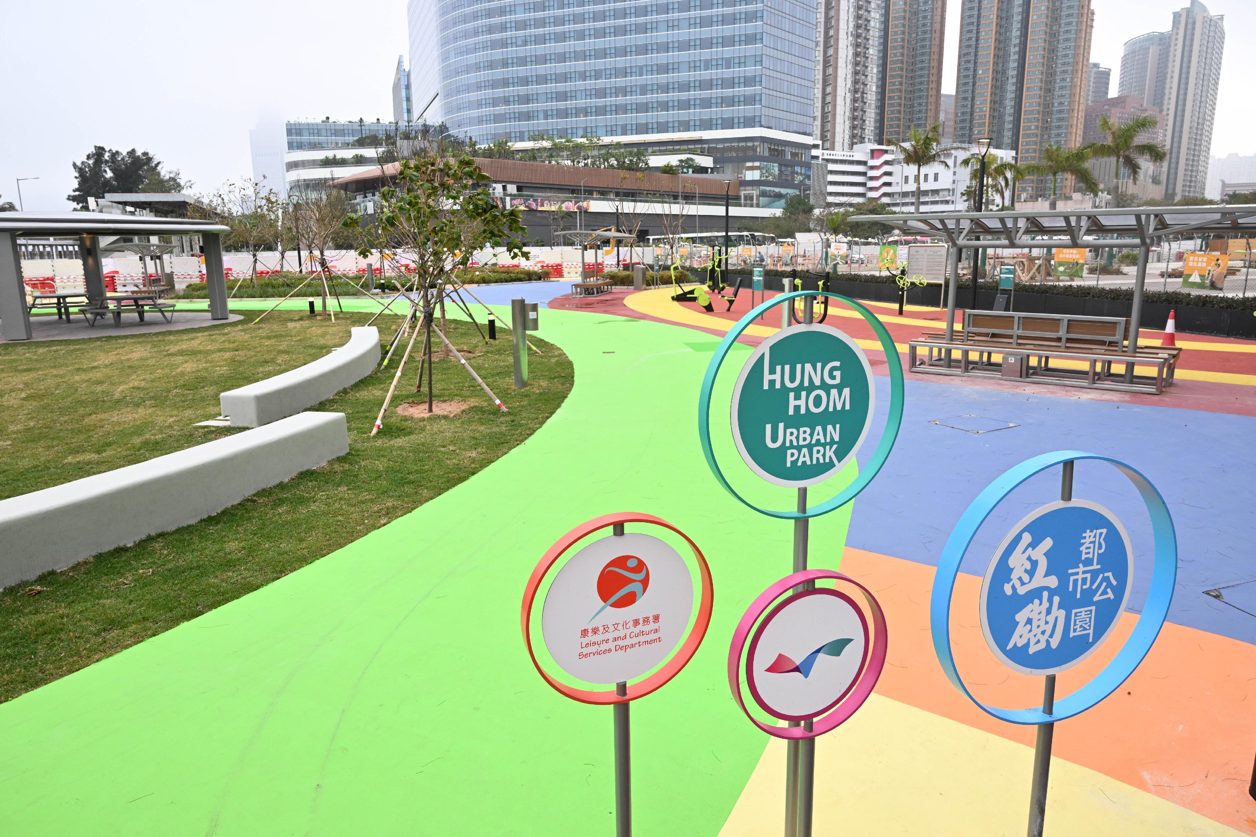 The newly built Hung Hom Urban Park (Phase 1) in Kowloon City District is now open for public use. Occupying an area of about 2 200 square metres on Wa Shun Street near Hung Hom Ferry Pier, the Park provides a number of recreational facilities to meet the needs of people of all ages.