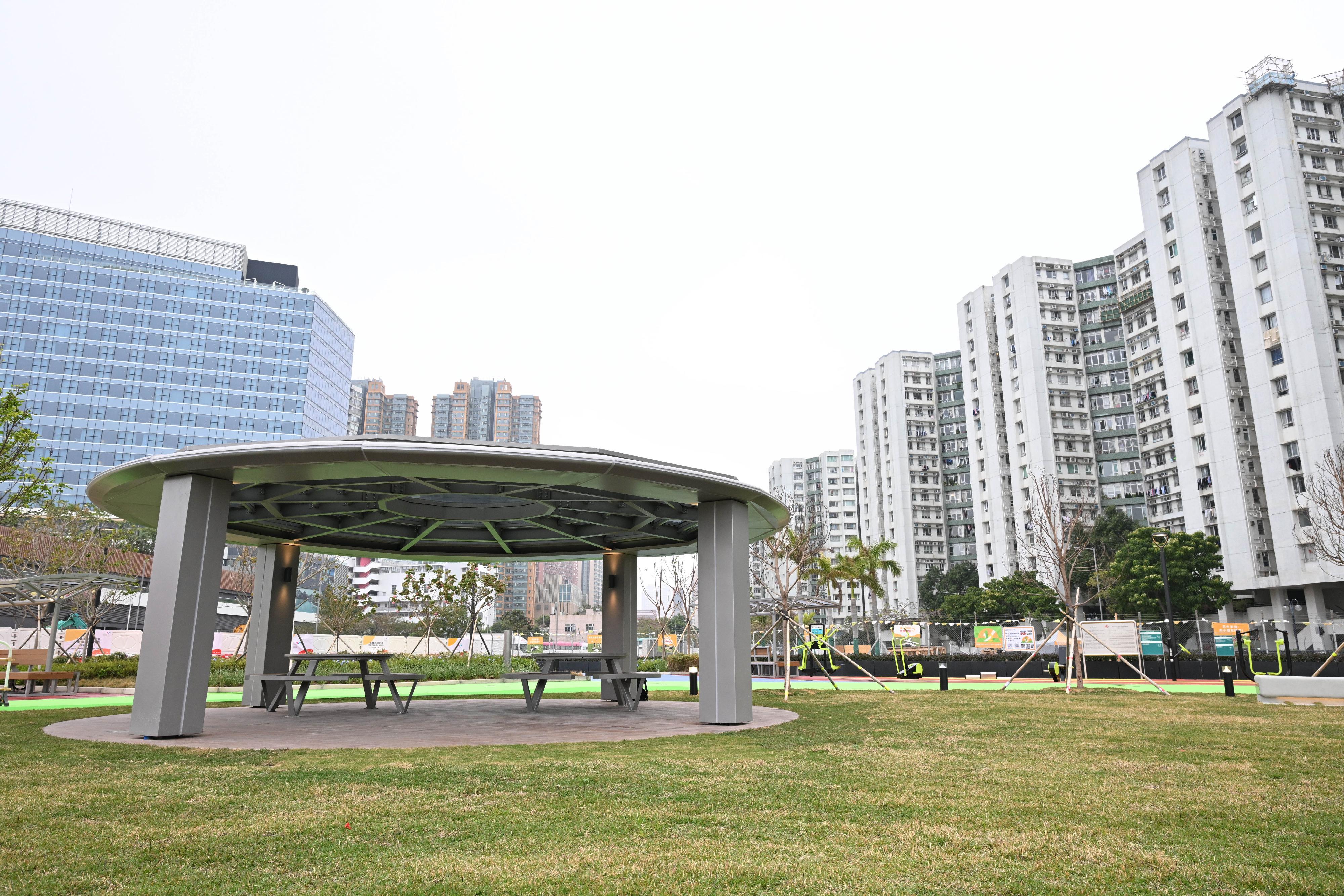 The newly built Hung Hom Urban Park (Phase 1) in Kowloon City District is now open for public use, providing a pleasant and relaxing leisure space for public enjoyment. 