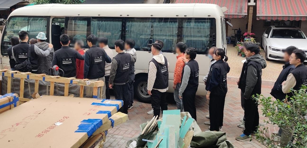 The Immigration Department mounted territory-wide anti-illegal worker operations codenamed "Twilight" and joint operations with the Hong Kong Police Force codenamed "Champion" and "Windsand" for four consecutive days from January 29 to yesterday (February 1). Photo shows suspected illegal workers arrested during an operation.