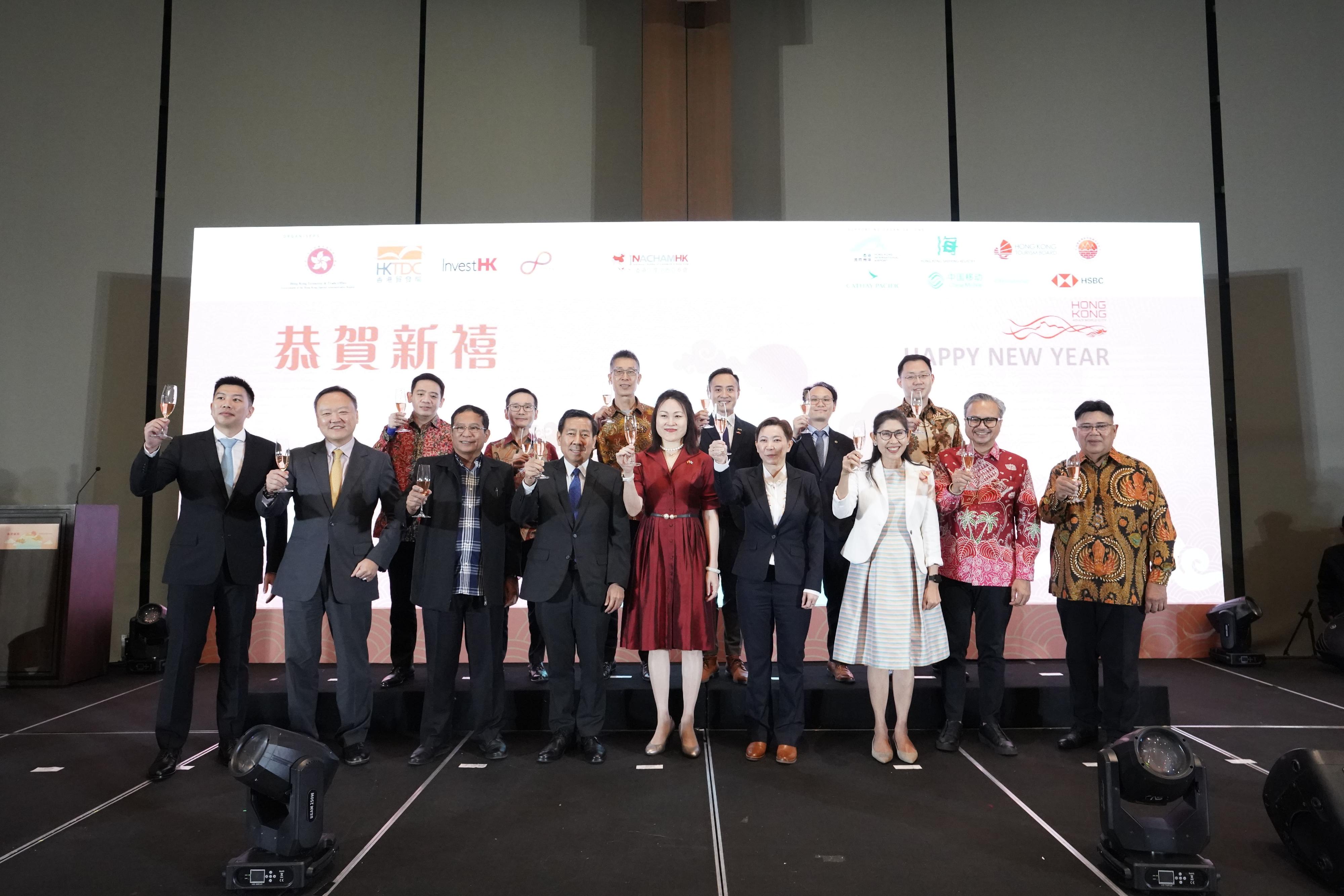 The Hong Kong Economic and Trade Office, Jakarta (HKETO Jakarta) today (February 2) hosted a Chinese New Year dinner in Jakarta, Indonesia. Photo shows the Chinese Ambassador to the Association of Southeast Asian Nations (ASEAN), Ms Hou Yanqi (front row, centre); the Director-General of the HKETO Jakarta, Miss Libera Cheng (front row, fourth right); the Permanent Representative of Lao DPR to ASEAN, Mr Bovonethat Douangchak (front row, fourth left); the Permanent Representative of Thailand to ASEAN, Ms Urawadee Sriphiromya (front row, third right); the Regional Director of South East Asia and South Asia of the Hong Kong Trade Development Council, Mr Ronald Ho (front row, second left), and other officiating guests hosting a toasting ceremony.