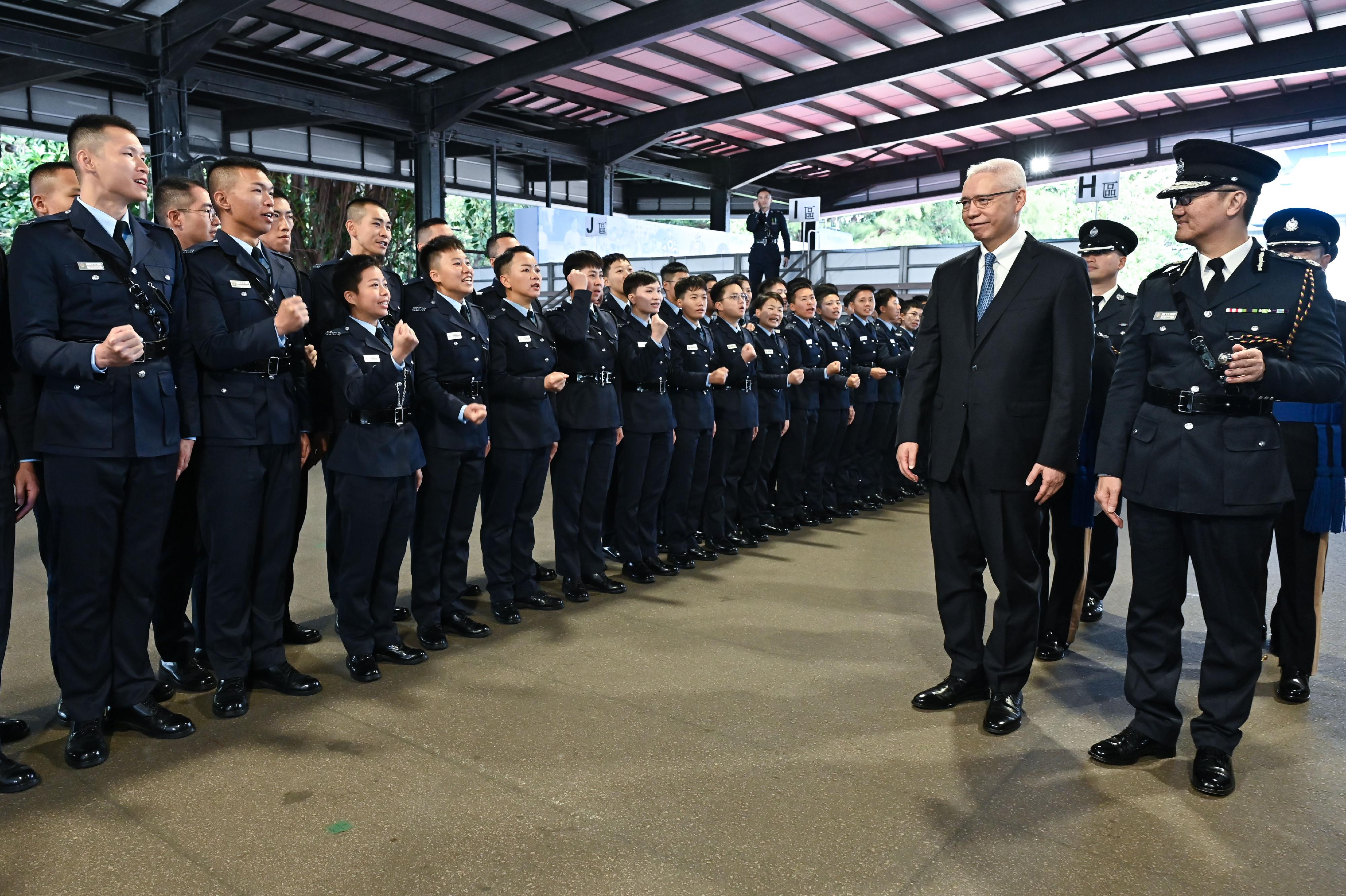 The Non-executive Chairman of MTR Corporation Limited, Dr Rex Auyeung Pak-kuen (front row, second right), accompanied by the Commissioner of Police, Mr Siu Chak-yee (front row, first right), meets graduates after the passing-out parade held at the Hong Kong Police College today (February 3).