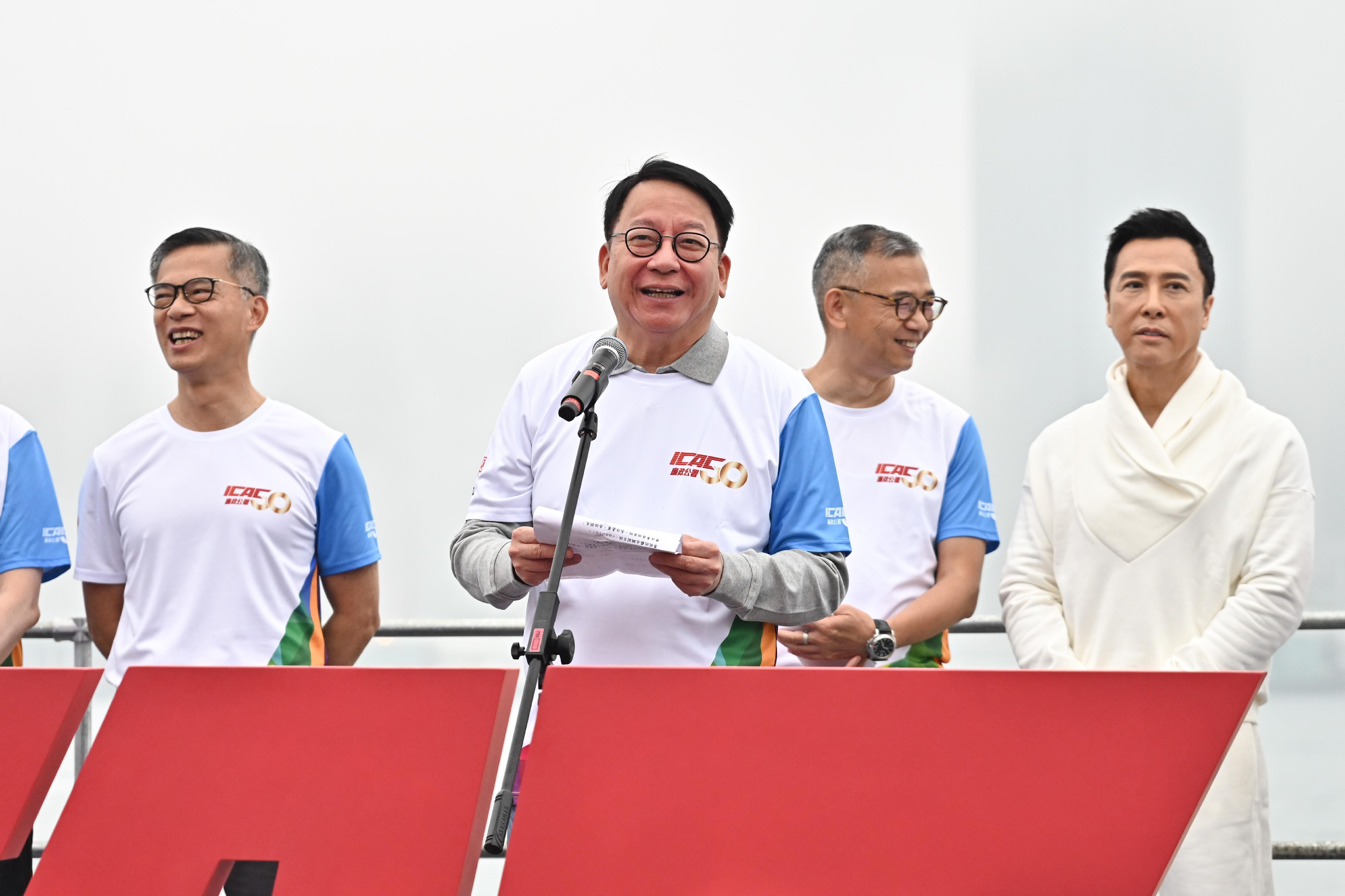 政務司司長陳國基（左二）今日（二月四日）在廉政公署50周年「反貪‧不停步」傳誠跑致辭。