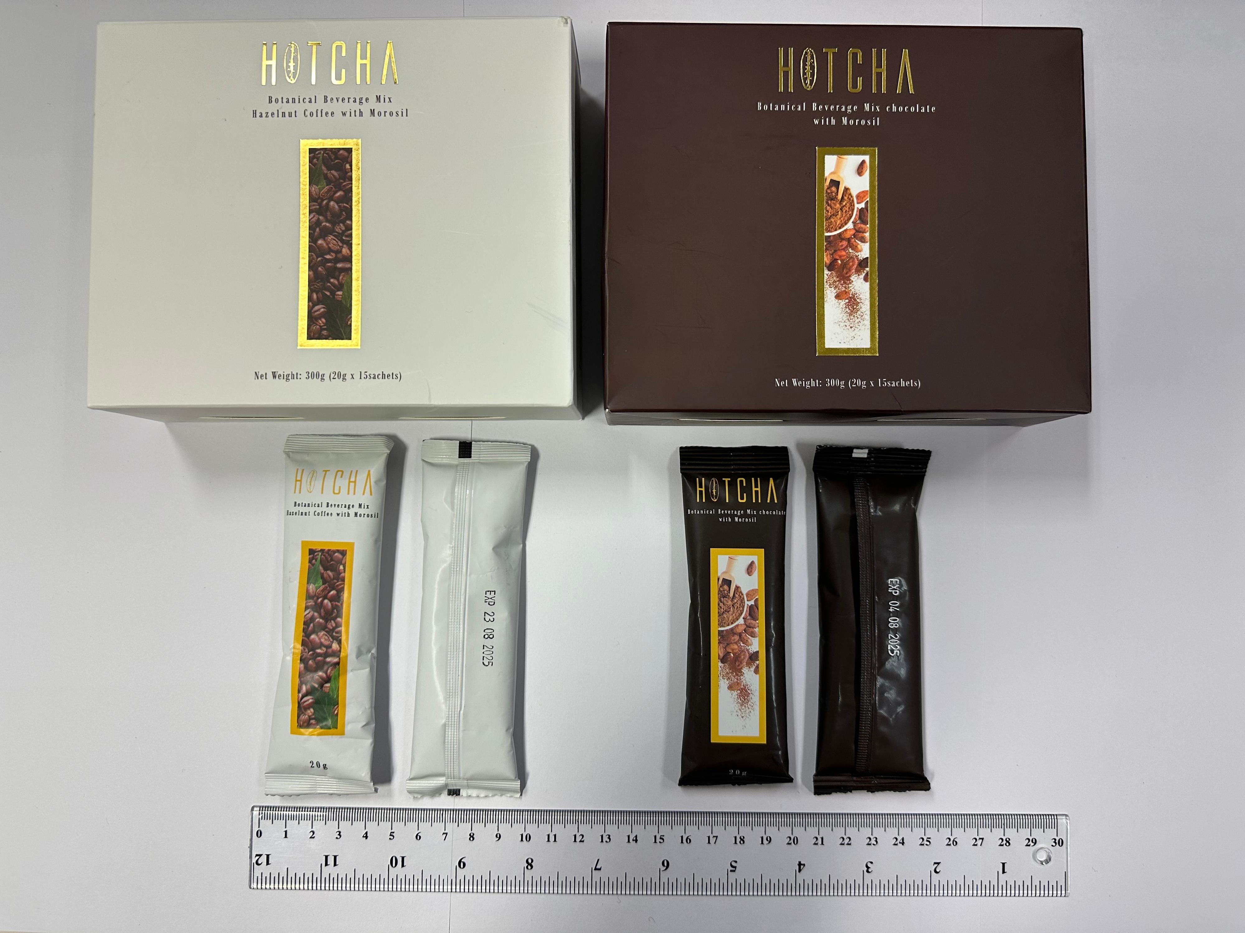 衞生署今日（二月六日）就銷售兩款分別名為「HOTCHA Botanical Beverage Mix chocolate with Morosil」及「HOTCHA Botanical Beverage Mix Hazelnut Coffee with Morosil」的減肥產品採取行動，該些產品被發現含有未標示受管制及已禁用藥物成分。行動中，一名40歲女子涉嫌非法售賣及管有未經註冊藥劑製品及第1部毒藥被警方拘捕。圖示該兩款產品。