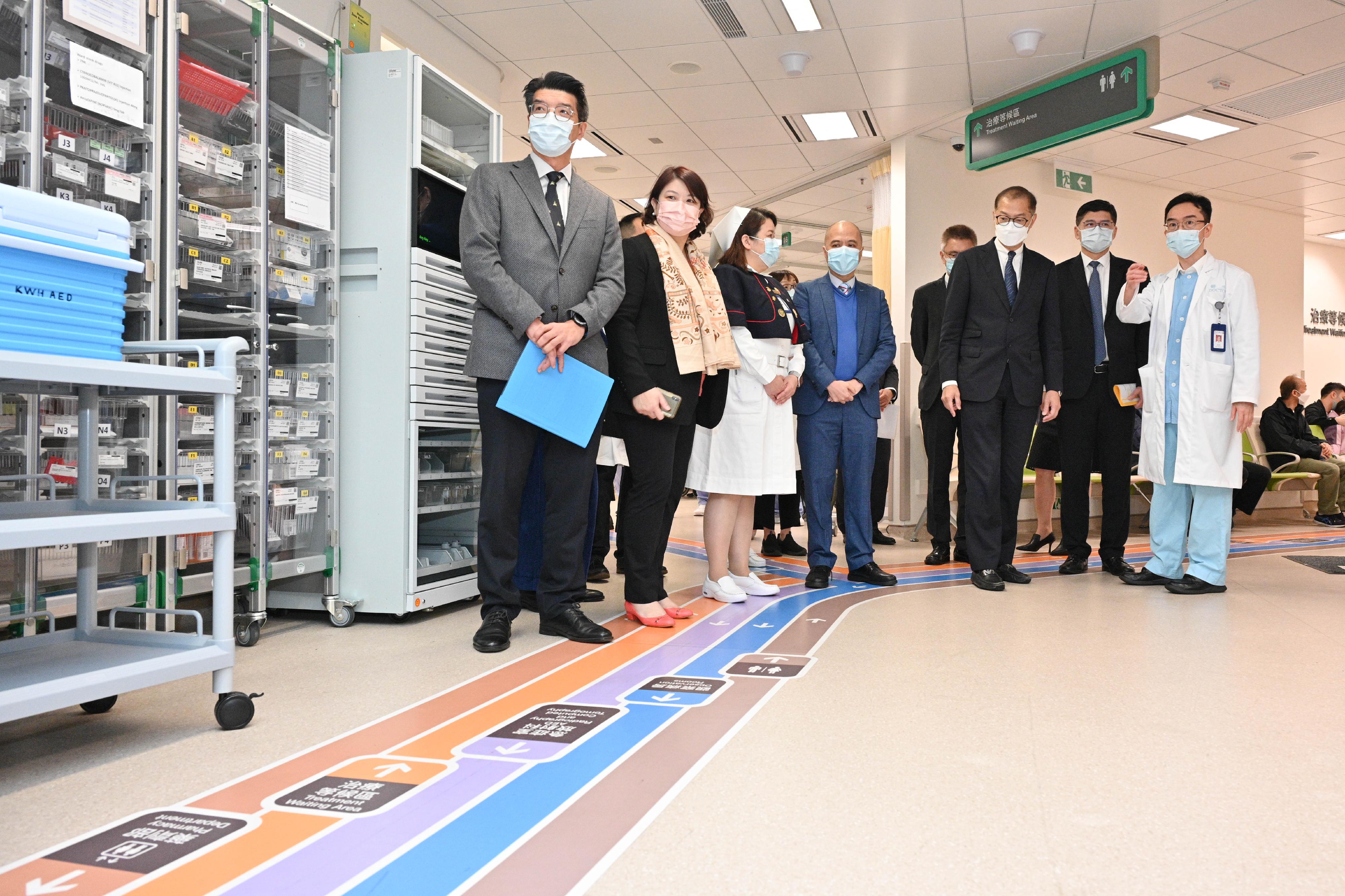 The Secretary for Health, Professor Lo Chung-mau (third right), inspects the Accident and Emergency Department of Kwong Wah Hospital in the company of the Under Secretary for Health, Dr Libby Lee (second left); the Commissioner for Primary Healthcare, Dr Pang Fei-chau (first left); and the Chief Executive of the Hospital Authority, Dr Tony Ko (second right), this morning (February 6).