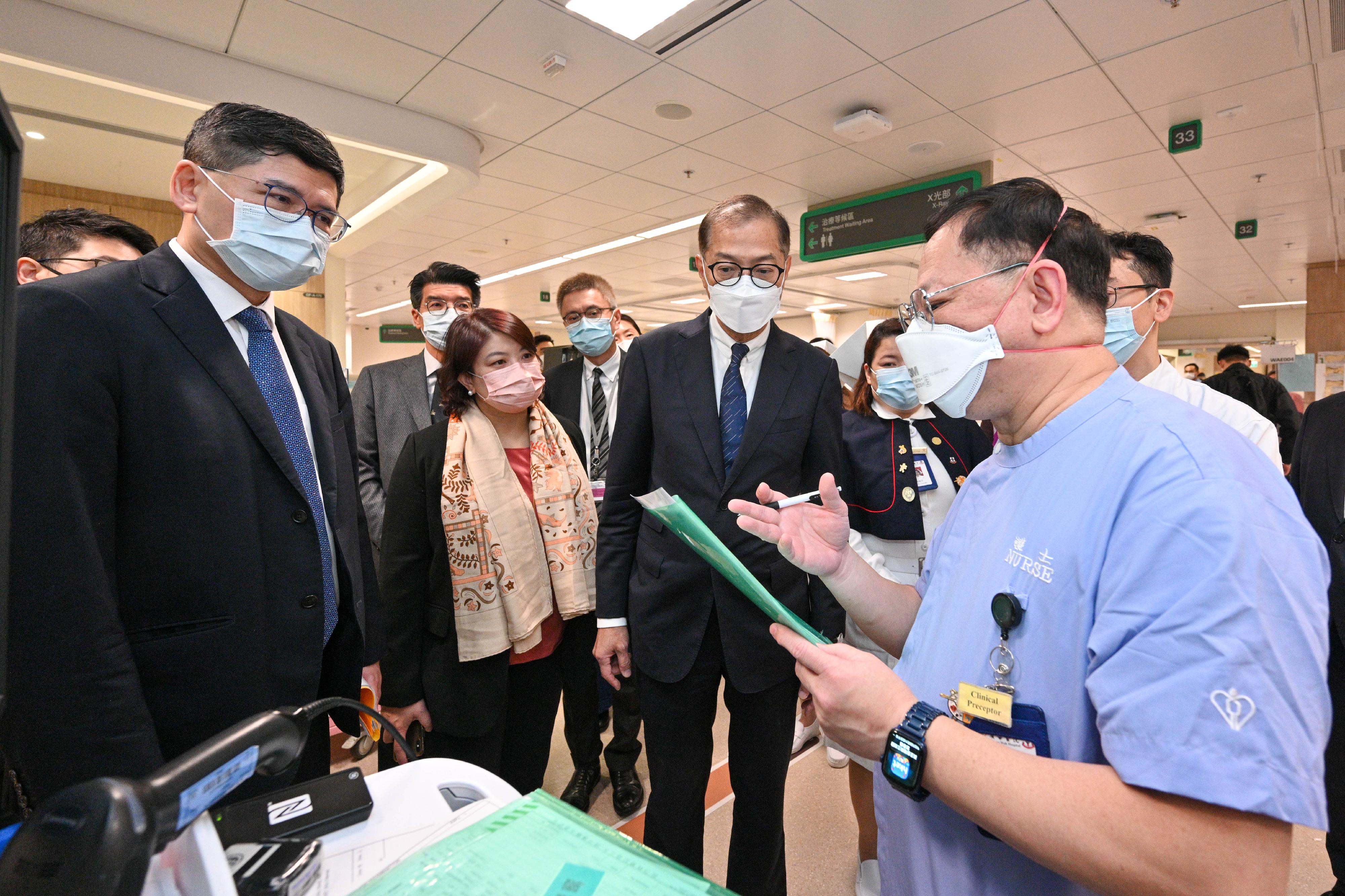 The Secretary for Health, Professor Lo Chung-mau (front row, second right), inspects the Accident and Emergency Department of Kwong Wah Hospital to know more about its triage arrangements this morning (February 6). Looking on are the Under Secretary for Health, Dr Libby Lee (front row, second left), and the Chief Executive of the Hospital Authority, Dr Tony Ko (front row, first left).