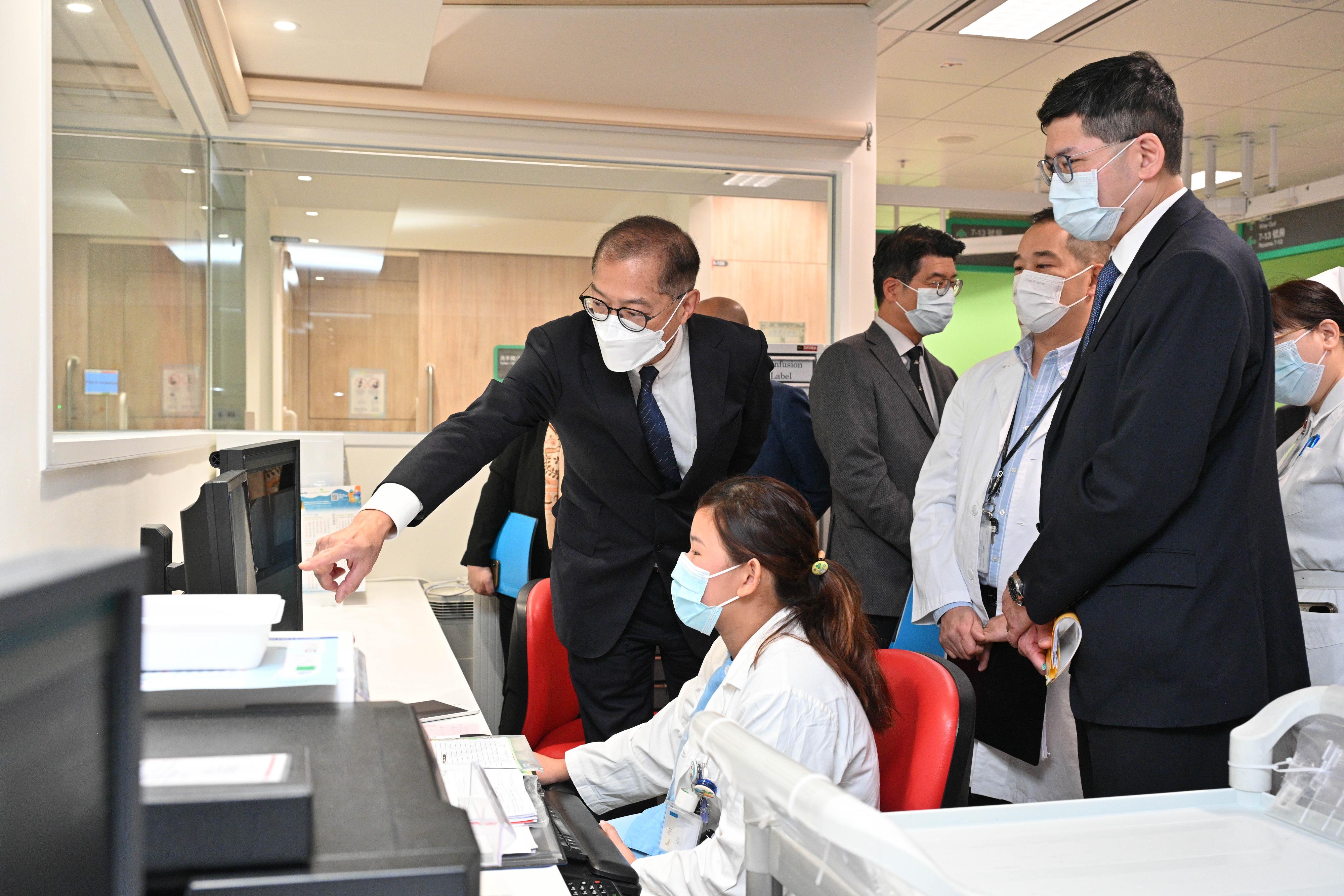 Accompanied by the Chief Executive of the Hospital Authority, Dr Tony Ko (first right), the Secretary for Health, Professor Lo Chung-mau (first left), inspects the orthopaedics and traumatology ward of Kwong Wah Hospital this morning (February 6).