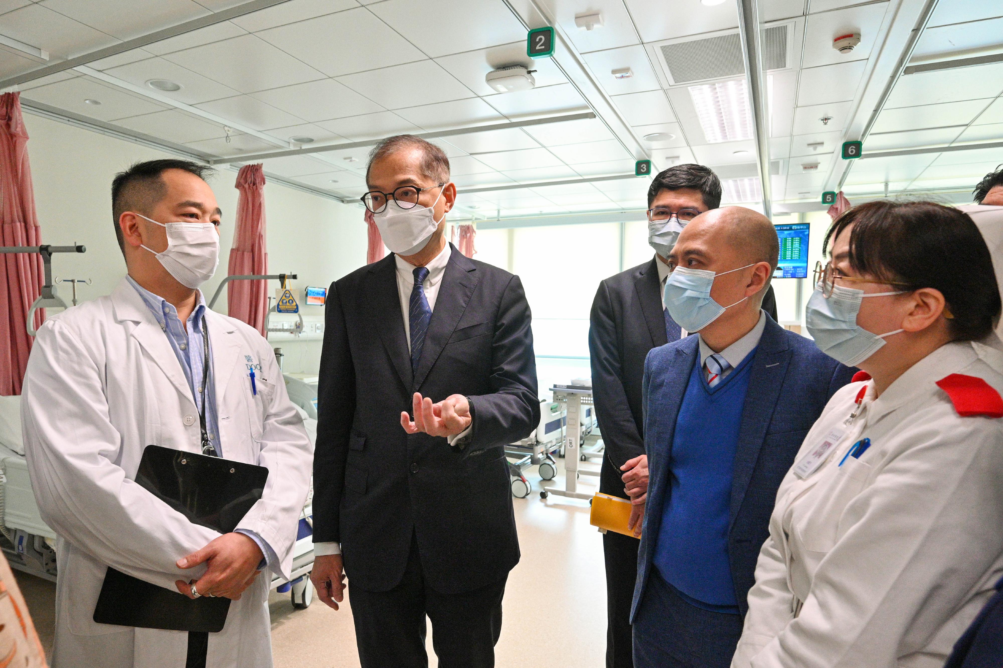 The Secretary for Health, Professor Lo Chung-mau (second left), inspects the orthopaedics and traumatology ward of Kwong Wah Hospital to get a better grasp of its daily operation this morning (February 6).