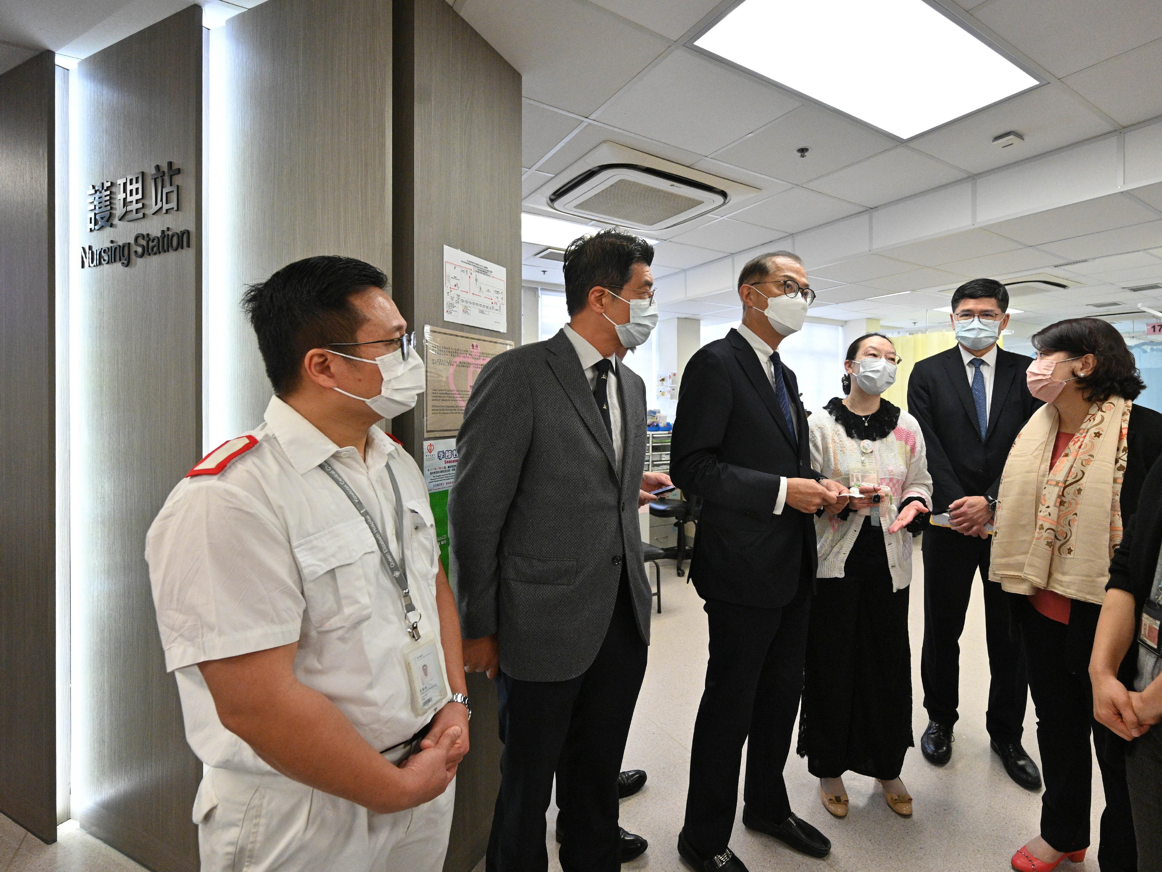 The Secretary for Health, Professor Lo Chung-mau (third left); the Under Secretary for Health, Dr Libby Lee (first right); and the Commissioner for Primary Healthcare, Dr Pang Fei-chau (second left), inspect Robert Black General Out-patient Clinic (GOPC) this morning (February 6) to know more about the daily operation of the GOPC in the company of the Chief Executive of the Hospital Authority, Dr Tony Ko (second right).