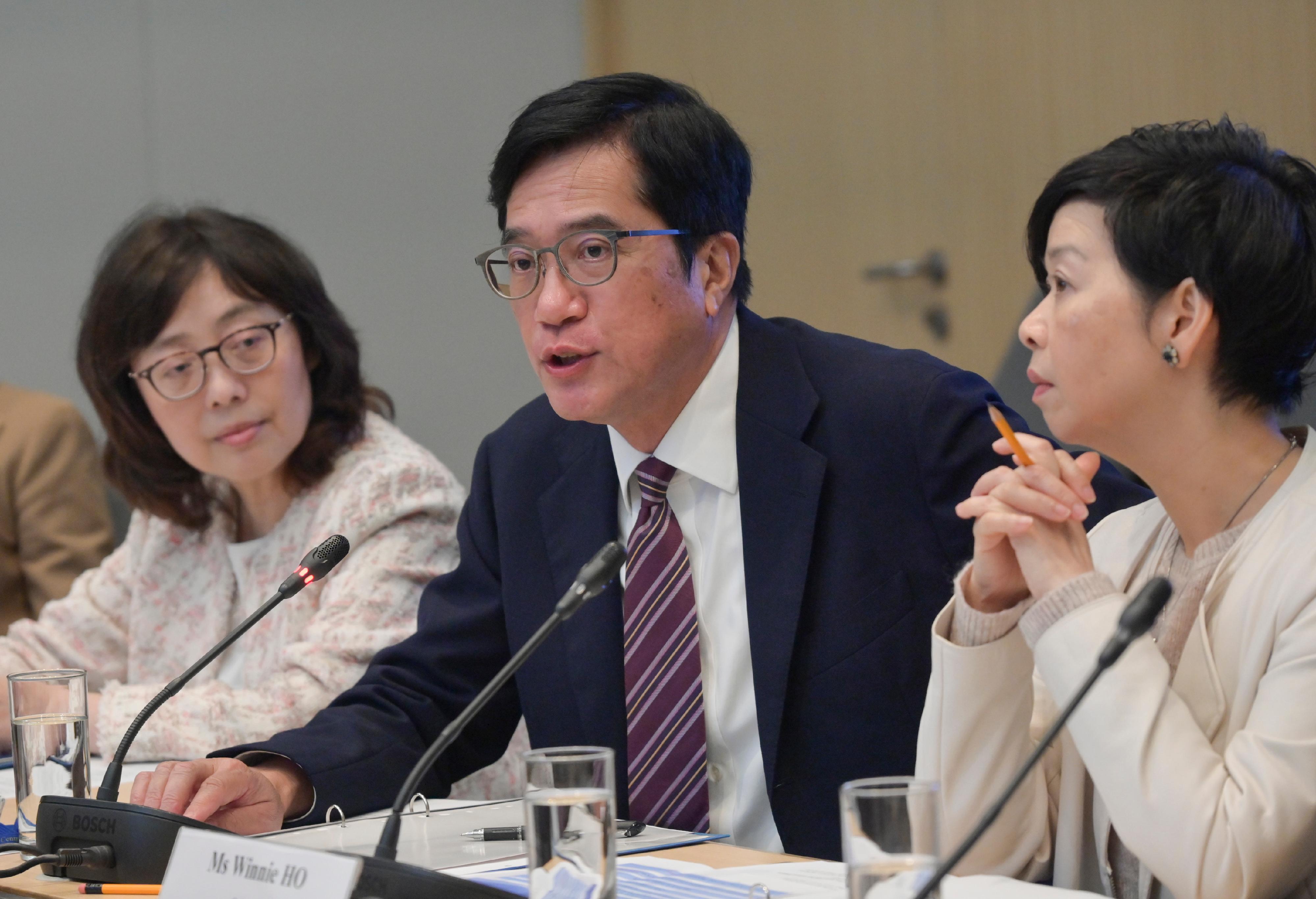 The Deputy Financial Secretary, Mr Michael Wong (centre), convenes the first meeting as the Head of the Task Force on Promoting Elderly-friendly Building Design today (February 6). Looking on are the Secretary for Development, Ms Bernadette Linn (left), and the Secretary for Housing, Ms Winnie Ho (right).