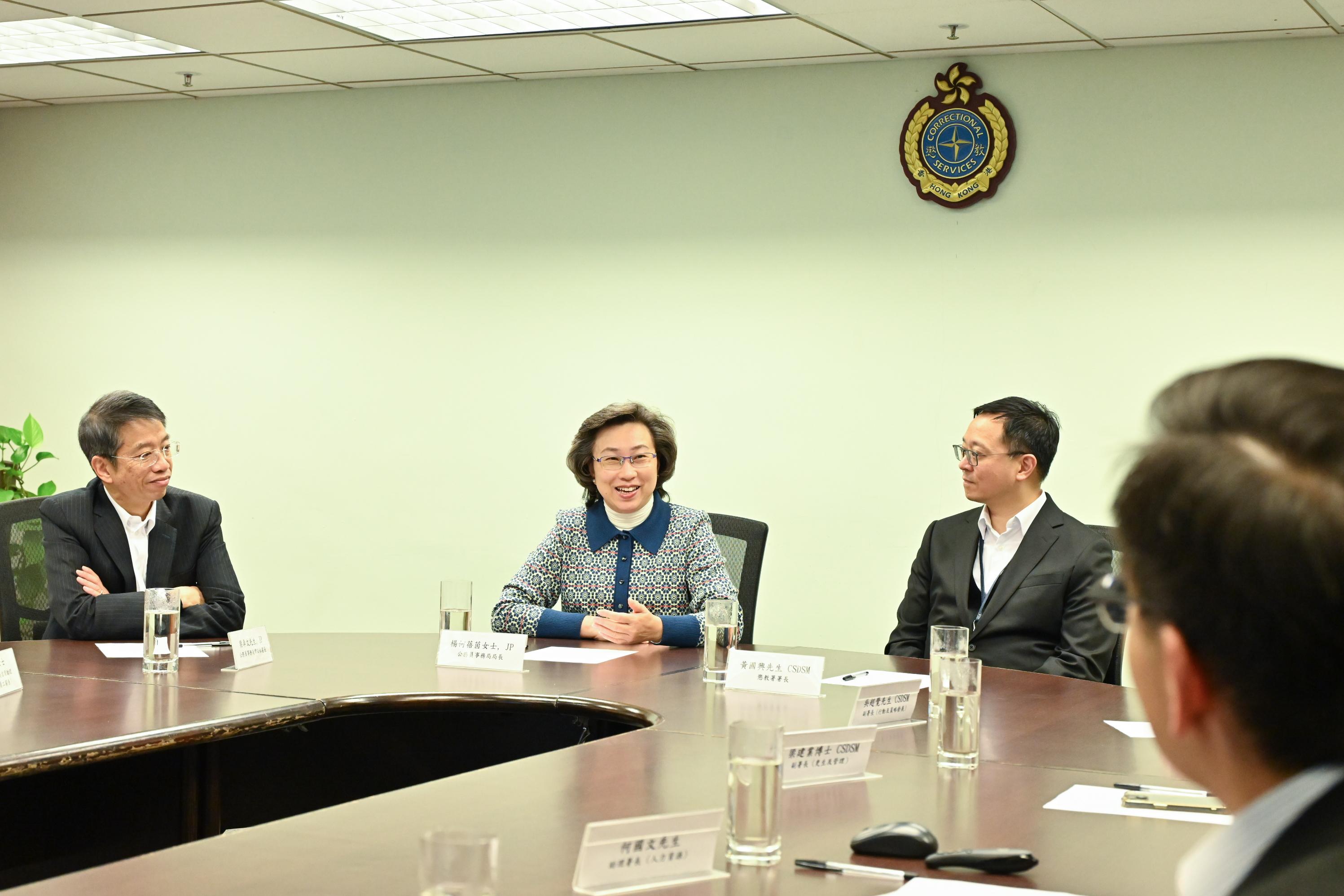 The Secretary for the Civil Service, Mrs Ingrid Yeung, visited the Correctional Services Department and toured the Lai Chi Kok Reception Centre today (February 7). Photo shows Mrs Yeung (second left) meeting with the Commissioner of Correctional Services, Mr Wong Kwok-hing (third left), and directorate staff and being briefed on the custodial environment and facilities of the institution, as well as ways to introduce smart elements and an advanced management mode into facilities improvement projects of the institution. Looking on is the Permanent Secretary for the Civil Service, Mr Clement Leung (first left).