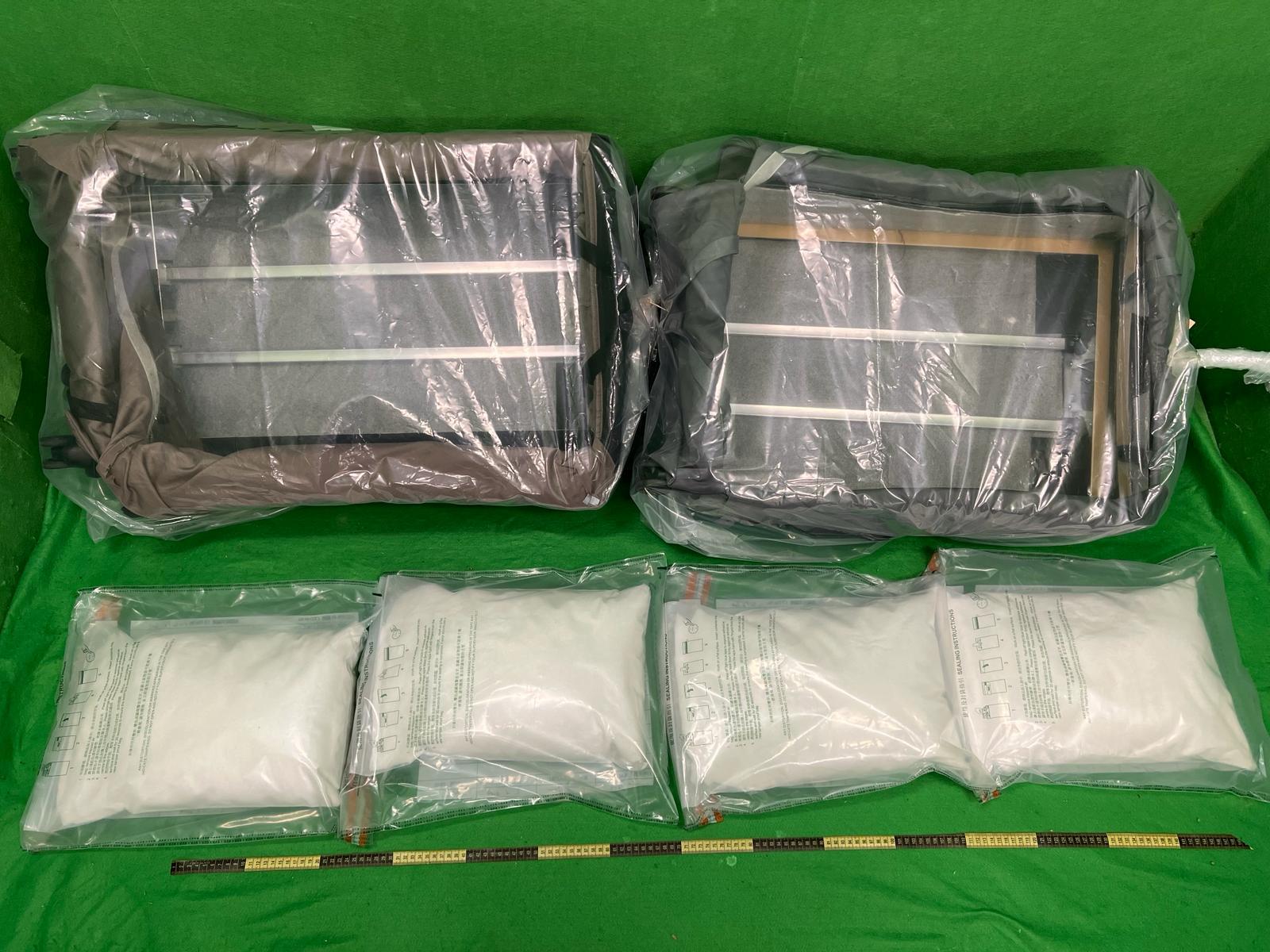 Hong Kong Customs yesterday (February 6) seized about 21 kilograms of suspected ketamine with an estimated market value of about $13 million at Hong Kong International Airport. Photo shows the suitcases with false compartments involved in the case and the batch of suspected ketamine seized.
