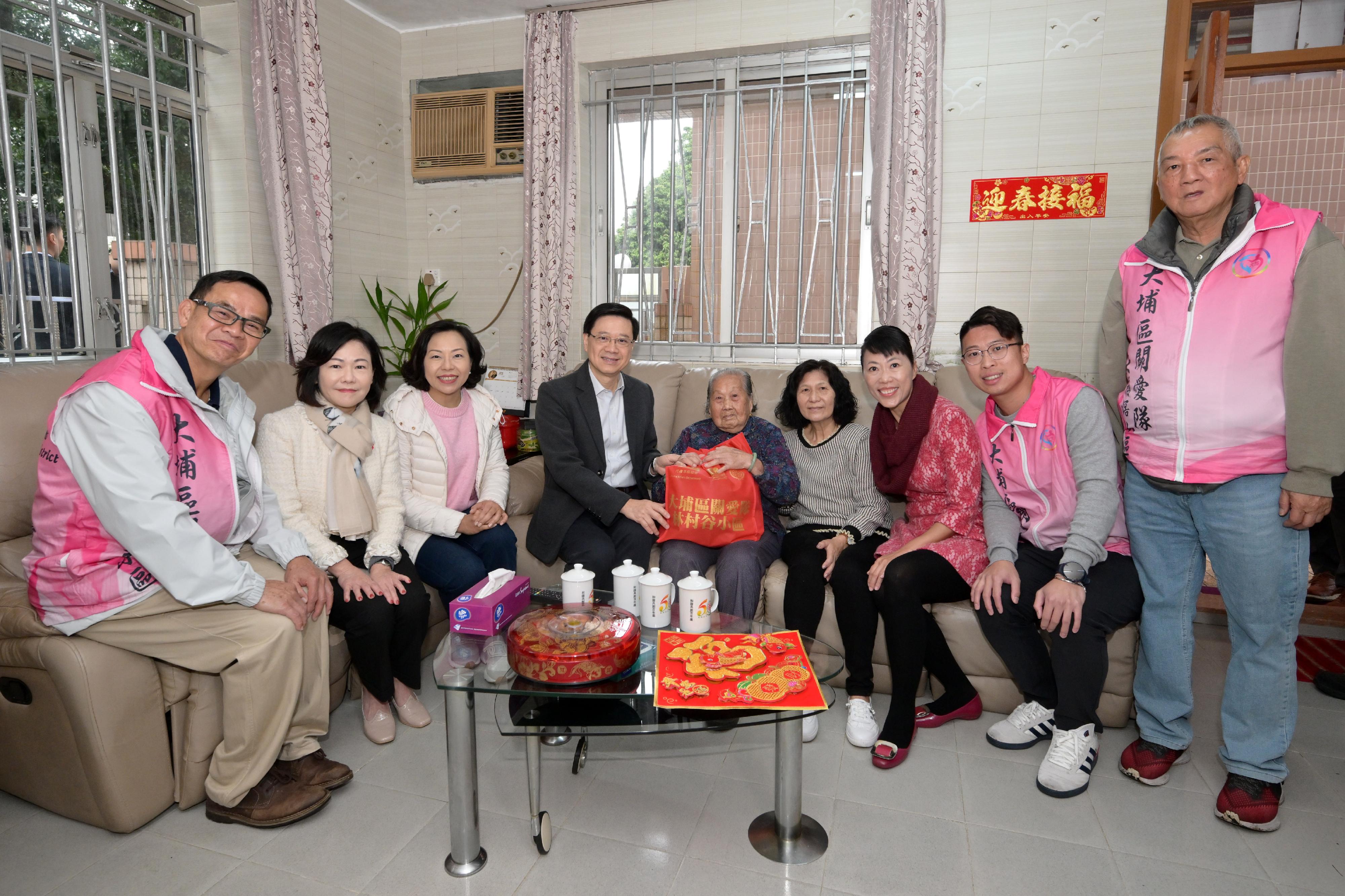 The Chief Executive, Mr John Lee, visited Tai Po today (February 7). Photo shows Mr Lee (fourth left), accompanied by the Secretary for Home and Youth Affairs, Miss Alice Mak (third left); the Director of Home Affairs, Mrs Alice Cheung (second left); the District Officer (Tai Po), Ms Eunice Chan (third right), and members of the Tai Po Lam Tsuen Valley Sub-district Services and Community Care Team, visiting an elderly person to learn about her needs and daily life.
