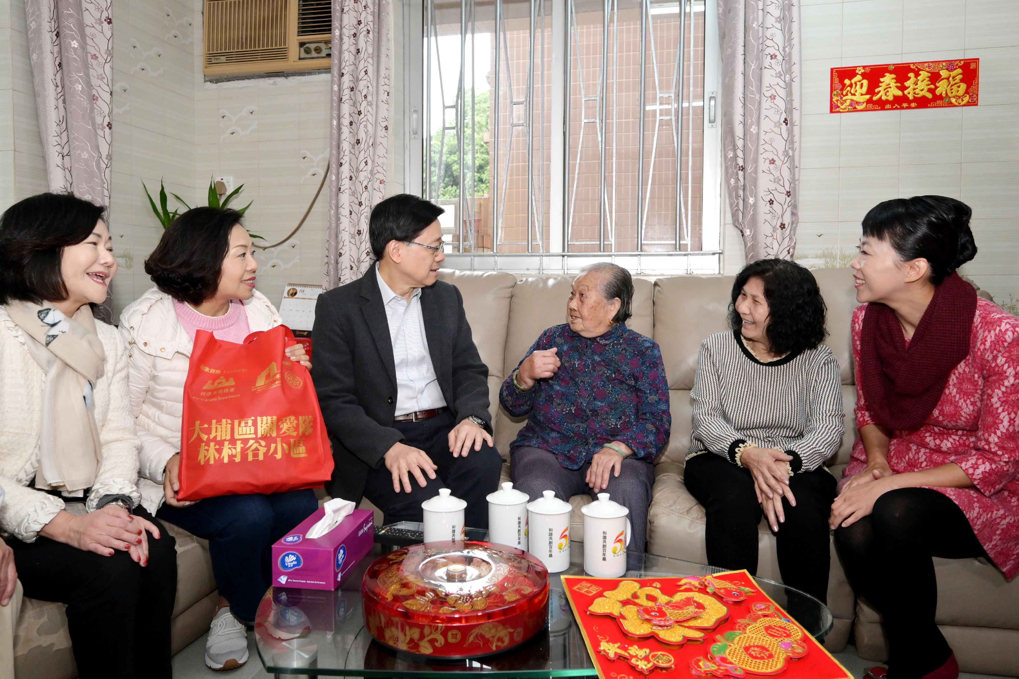 The Chief Executive, Mr John Lee, visited Tai Po today (February 7). Photo shows Mr Lee (third left), accompanied by the Secretary for Home and Youth Affairs, Miss Alice Mak (second left); the Director of Home Affairs, Mrs Alice Cheung (first left); and the District Officer (Tai Po), Ms Eunice Chan (first right), visiting an elderly person to learn about her needs and daily life.
