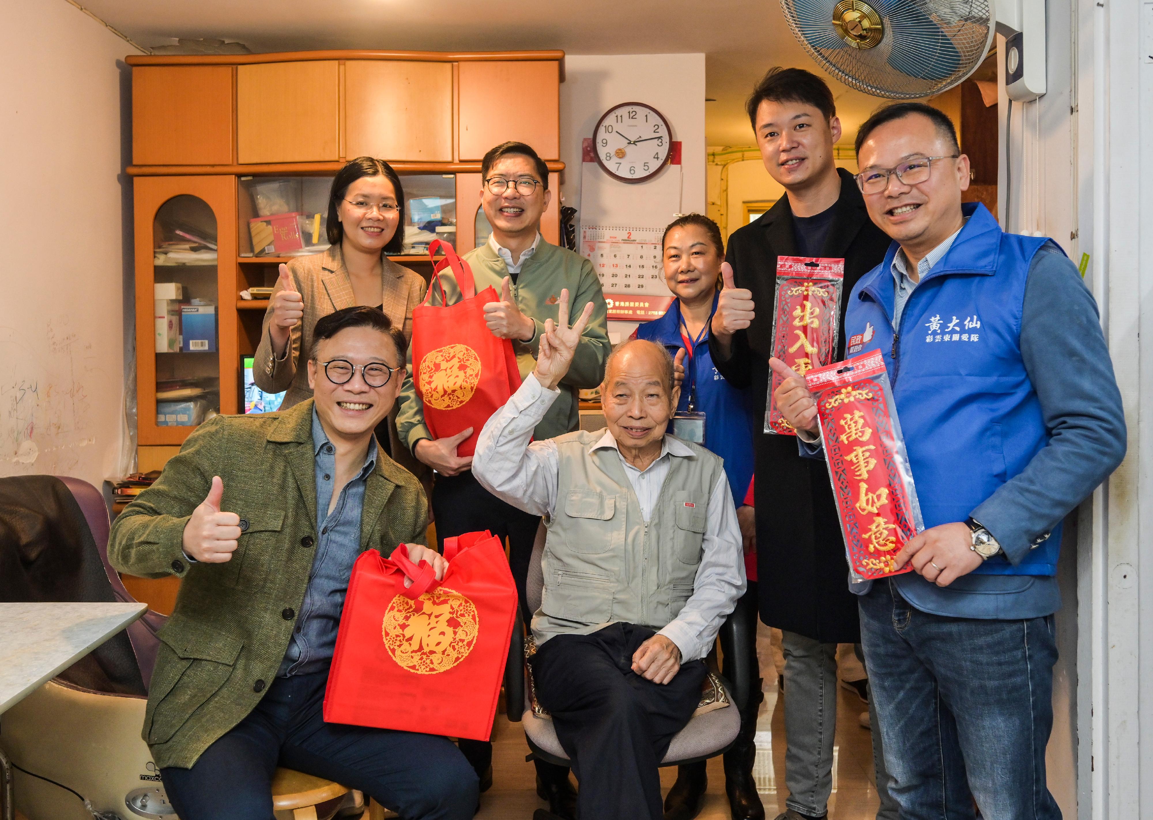 The Deputy Secretary for Justice, Mr Cheung Kwok-kwan, today (February 7) visited grassroots families and elderly people living in Choi Wan Estate, Ngau Chi Wan, to chat with them and distribute blessing bags in celebration of the Chinese New Year. Photo shows Mr Cheung (front row, first left), together with the District Officer (Wong Tai Sin), Mr Thomas Wu (back row, second left), Wong Tai Sin District Council members and representatives from the Care Team (Wong Tai Sin), visiting an elderly person living alone in Choi Wan Estate.