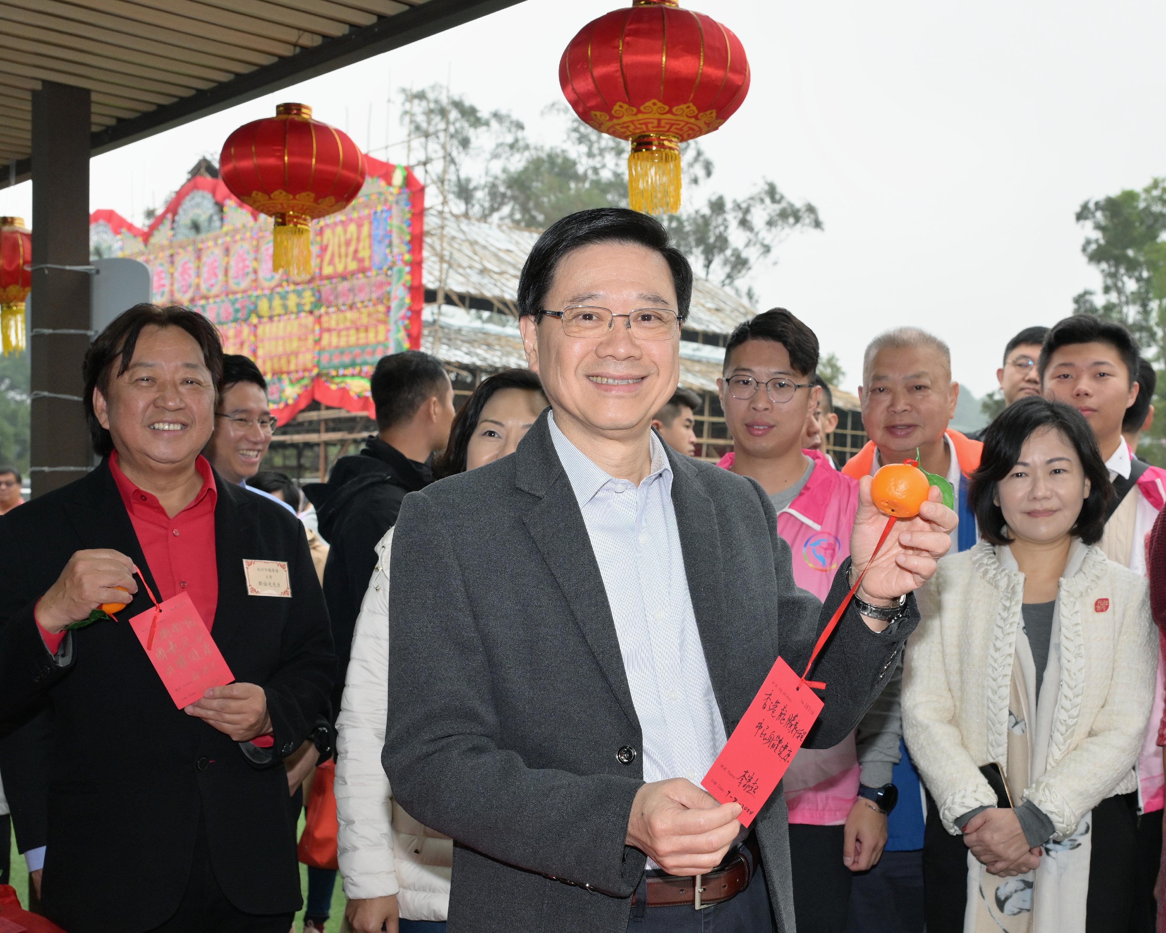 The Chief Executive, Mr John Lee, visited Tai Po today (February 7). Photo shows Mr Lee holding a wishing placard with his wishes written on it. 

