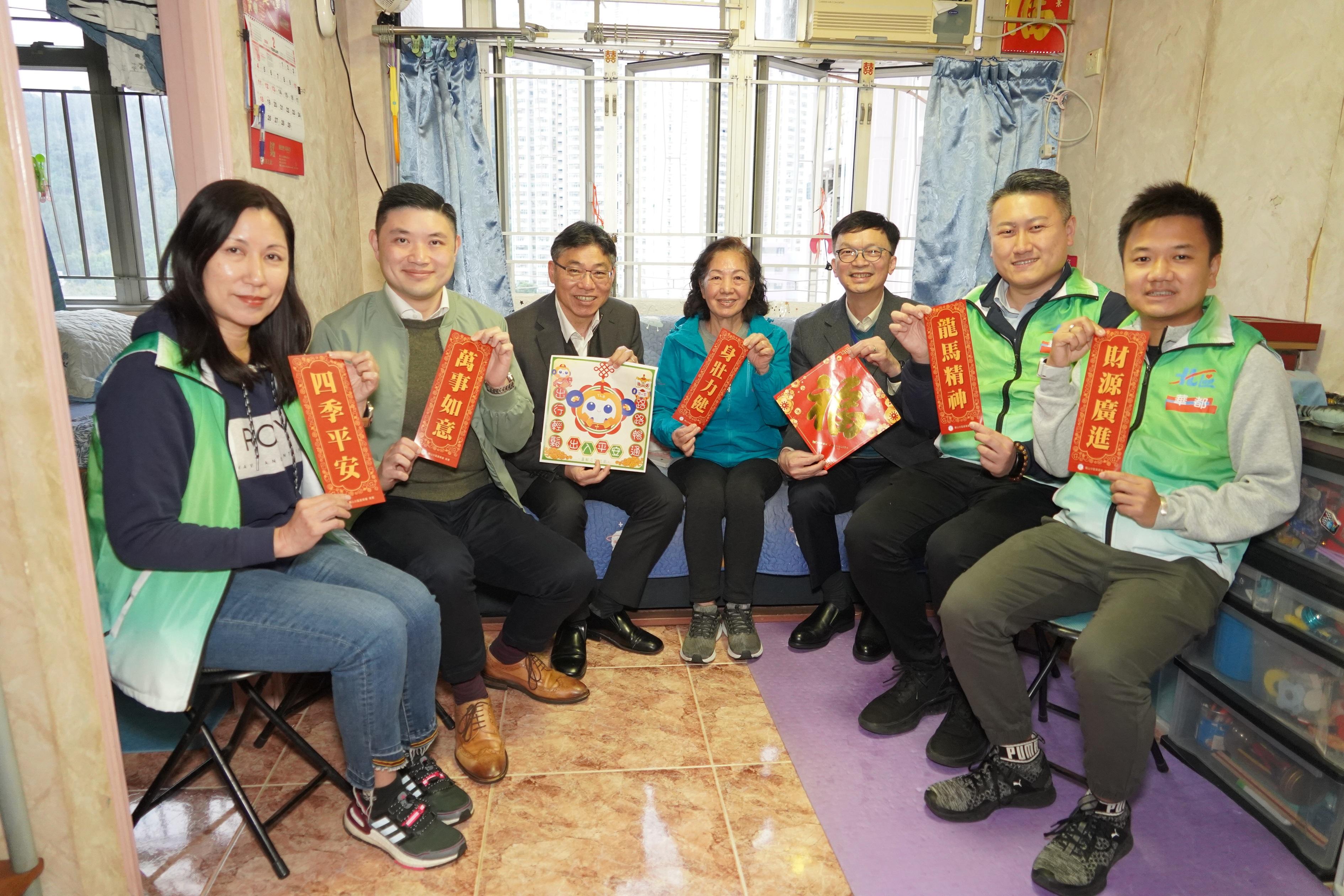 The Secretary for Transport and Logistics, Mr Lam Sai-hung (third left), and the Under Secretary for Transport and Logistics, Mr Liu Chun-san (third right), accompanied by the District Officer (North), Mr Derek Lai (second left), together with a North District Council member and representatives from the Care Team (North), visit an elderly living at Wah Sum Estate in Fanling today (February 7).