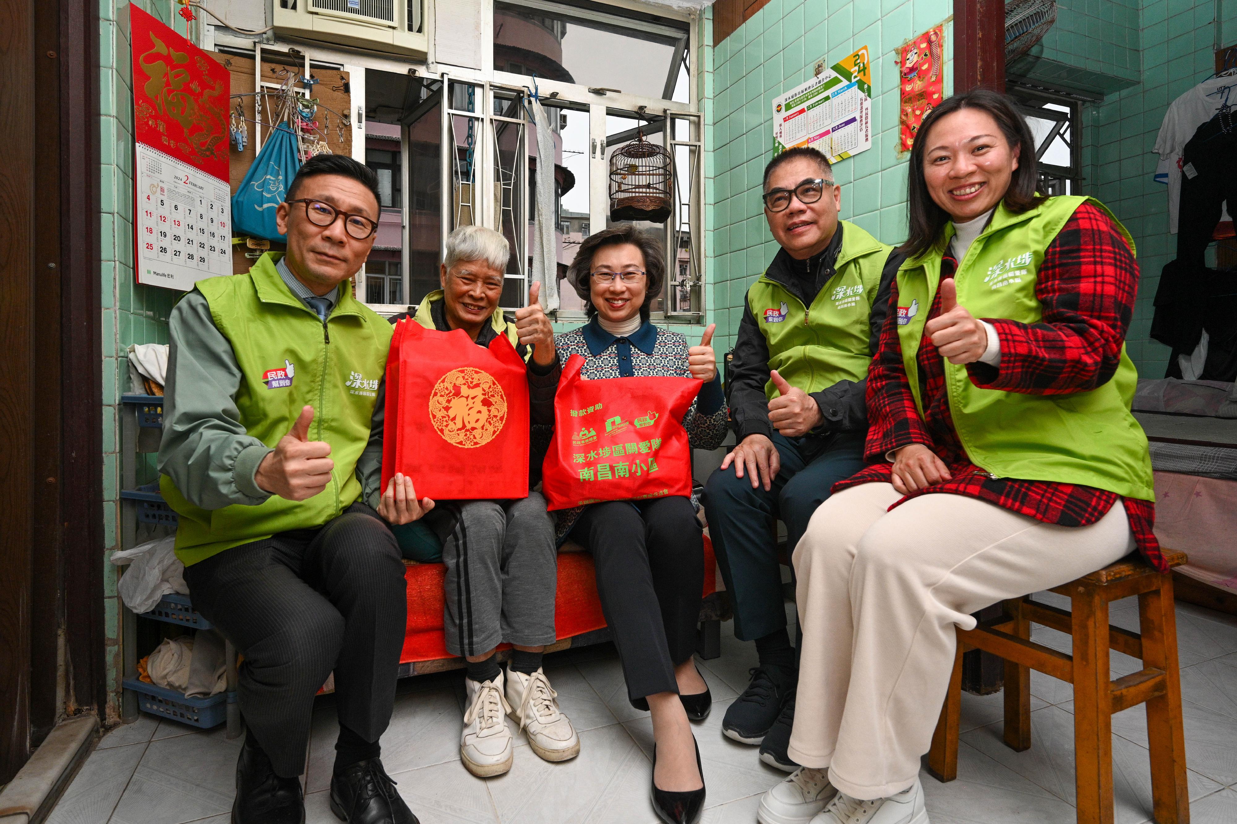 The Secretary for the Civil Service, Mrs Ingrid Yeung, visited singleton elderly people living on Apliu Street, Sham Shui Po, this evening (February 7) and distributed blessing bags to them in the run up to the Chinese New Year, with an aim at delivering seasonal greetings and celebrating the festive joy with citizens. Photo shows Mrs Yeung (centre), together with the District Officer (Sham Shui Po), Mr Paul Wong (first left); Sham Shui Po District Council member Ms Lau Pui-yuk (first right); and Sham Shui Po Nam Cheong South Sub-district Care Team captain, Mr Leung Kui-hoi (second right), visiting an elderly person and chatting with him on his daily life.