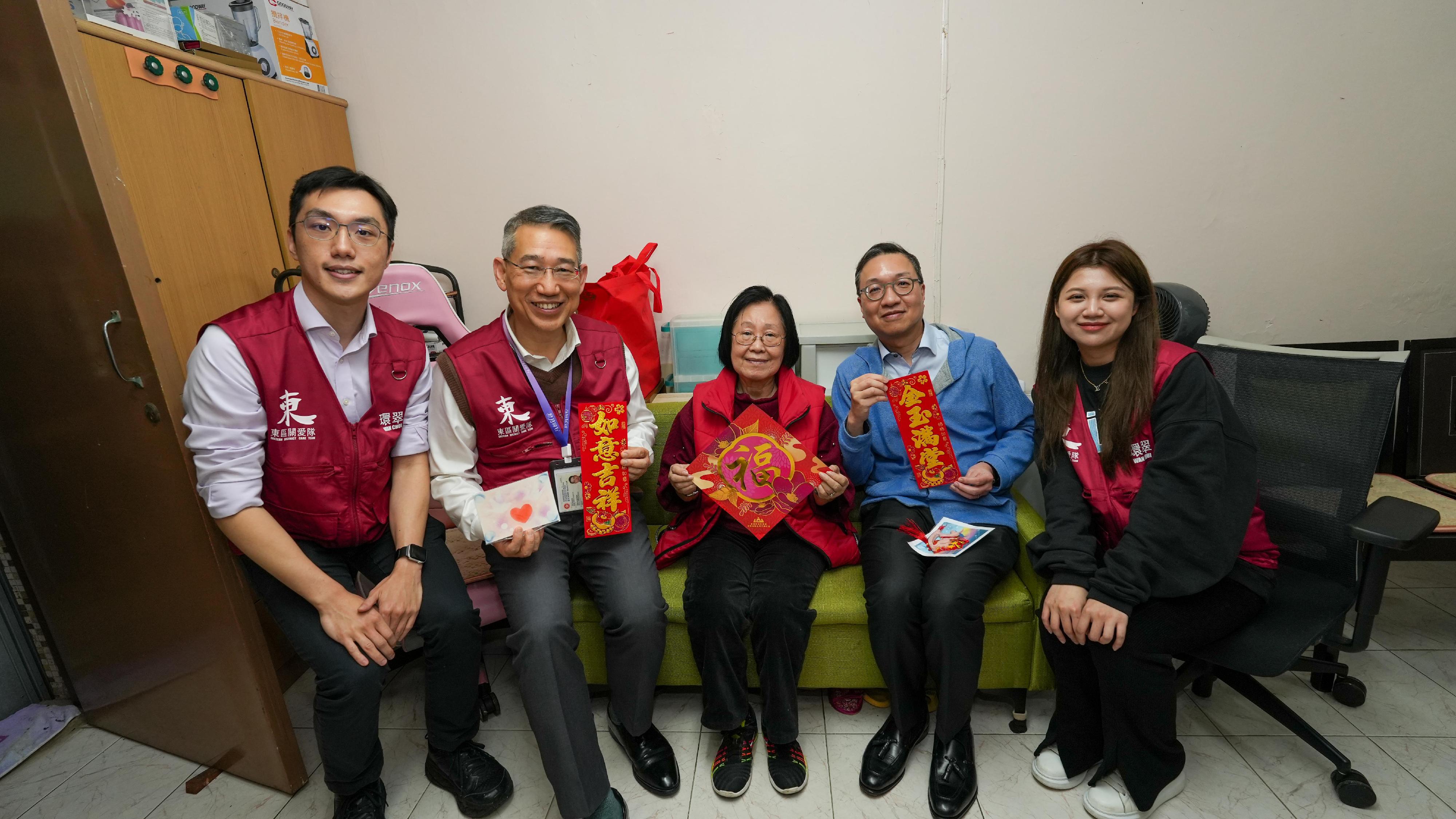 The Secretary for Justice, Mr Paul Lam, SC, today (February 7) visited elderly people living in Wan Tsui Estate, Chai Wan, to chat with them and distribute blessing bags in celebration of the Chinese New Year. Photo shows Mr Lam (second right), together with the District Officer (Eastern), Mr Simon Chan (second left), an Eastern District Council member and a representative from the Care Team (Eastern), visiting an elderly person living alone in Wan Tsui Estate.