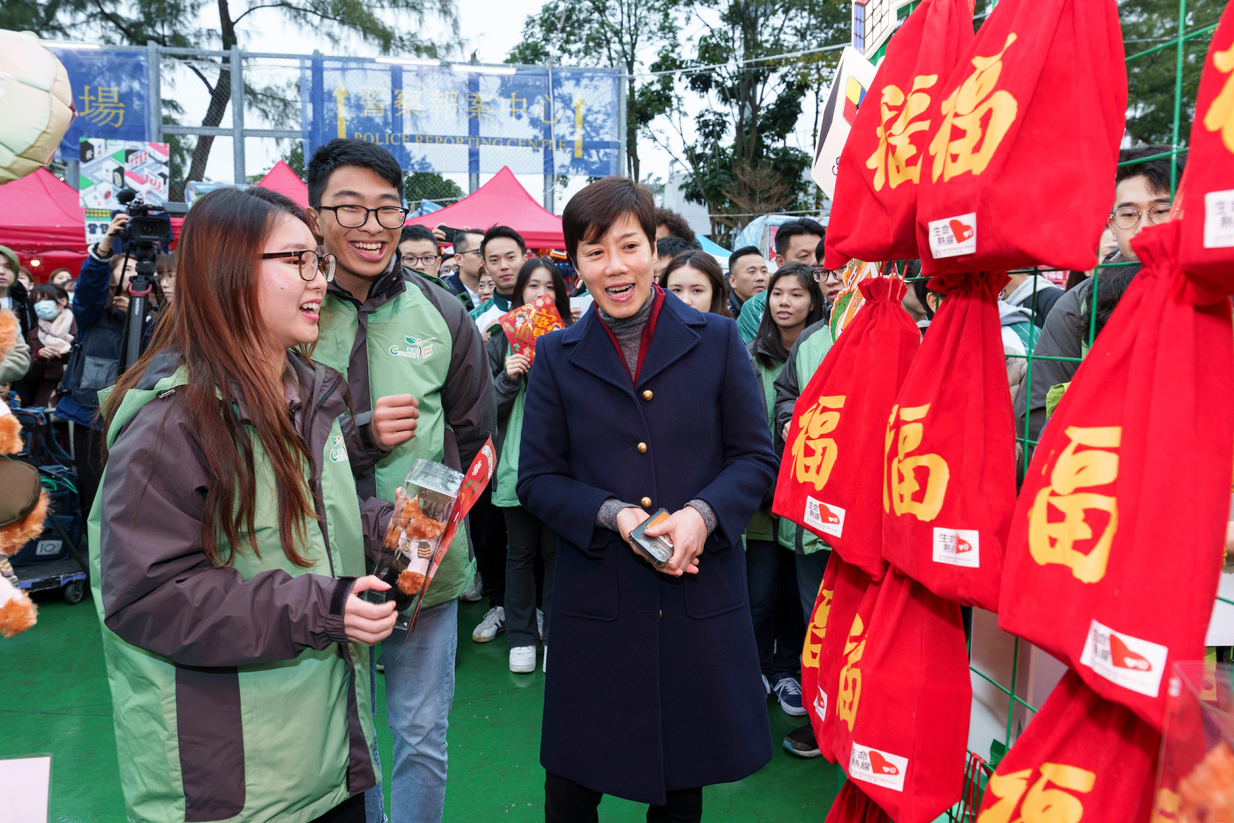 海关关长何佩珊（右一）今日（二月八日）参观「海关缤FUN庆龙年」新春年宵摊位，与「Customs YES」会员互动交流。