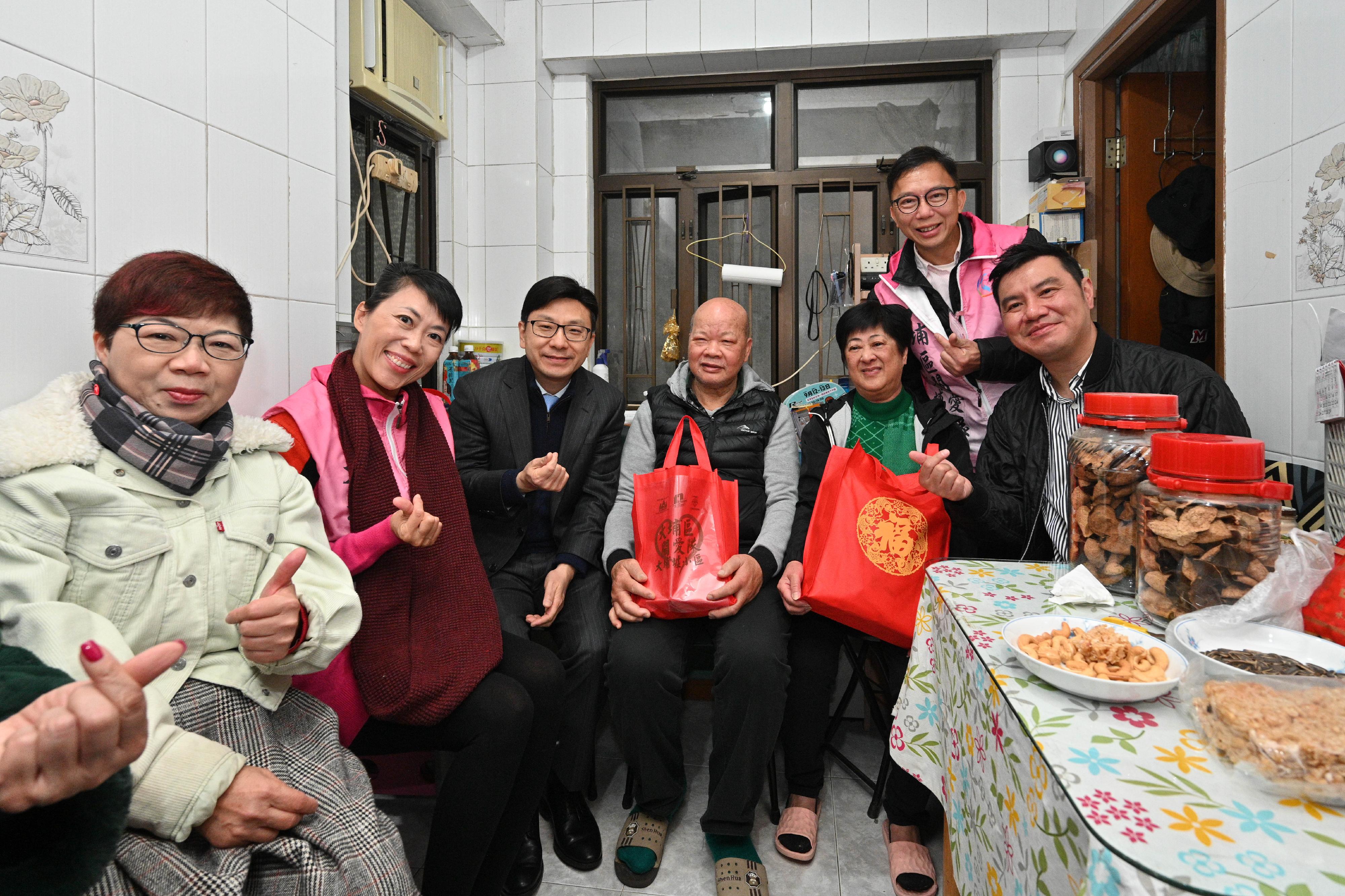 The Secretary for Labour and Welfare, Mr Chris Sun, visited Tai Po District this afternoon (February 8) as part of the year-end caring visits in 18 districts. Photo shows Mr Sun (third left), accompanied by the District Officer (Tai Po), Ms Eunice Chan (second left), during his visit to an elderly couple living in the vicinity of Tai Po Market to distribute blessing bags in celebration of the Chinese New Year, together with Tai Po District Council members and representatives from the Care Team (Tai Po). Mr Sun extended early Chinese New Year greetings to the elderly people and reminded them to stay warm in cold weather. Members of the public and neighbours are encouraged to show concern and care for the health of singleton elderly or frail elderly persons.