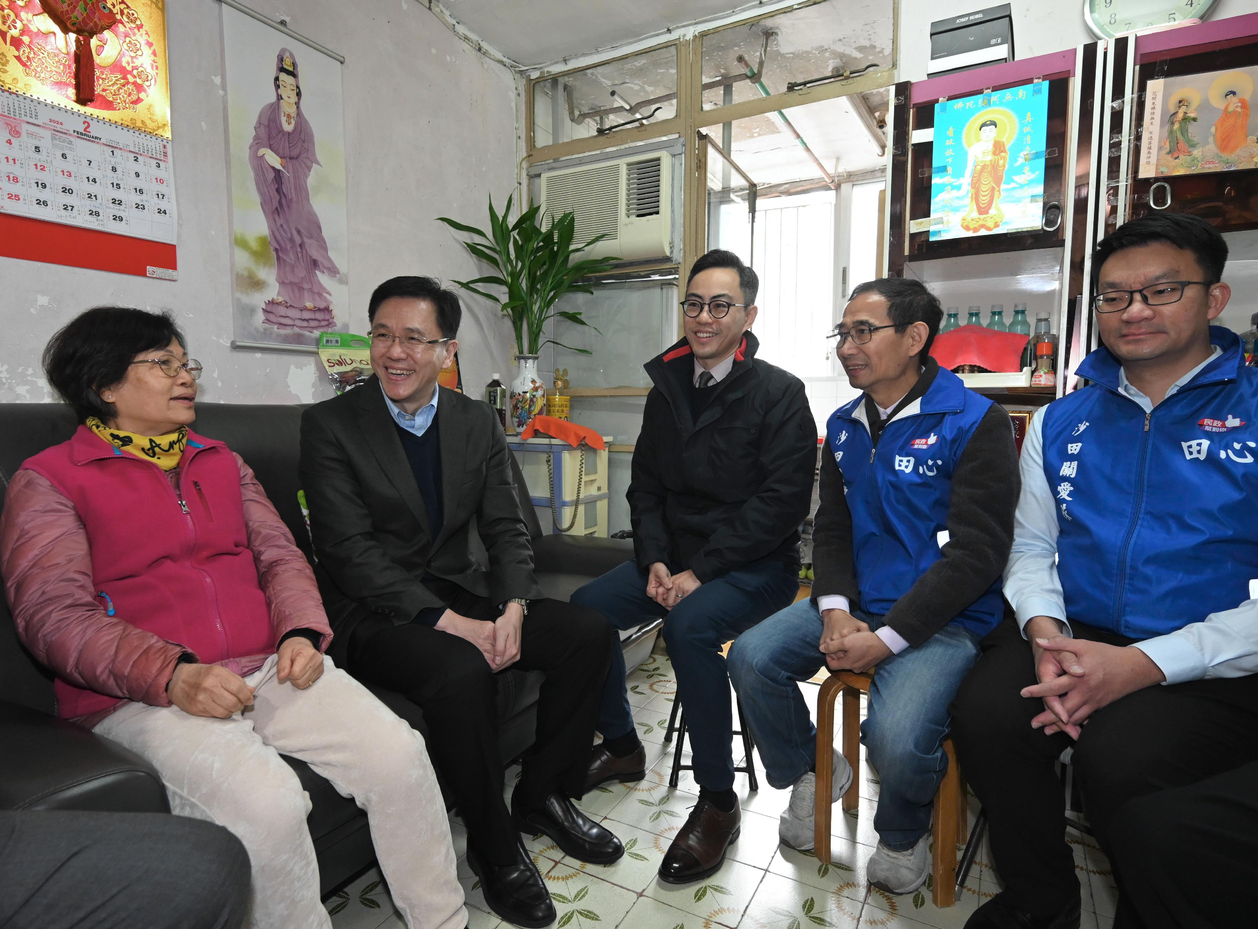 The Secretary for Innovation, Technology and Industry, Professor Sun Dong (second left), and the District Officer (Sha Tin), Mr Frederick Yu (centre), Sha Tin District Council members and representatives from the Care Team (Sha Tin) visit an elderly person living in Lung Hang Estate in Tai Wai, Sha Tin, today (February 8) to chat with her in celebration of the Chinese New Year.