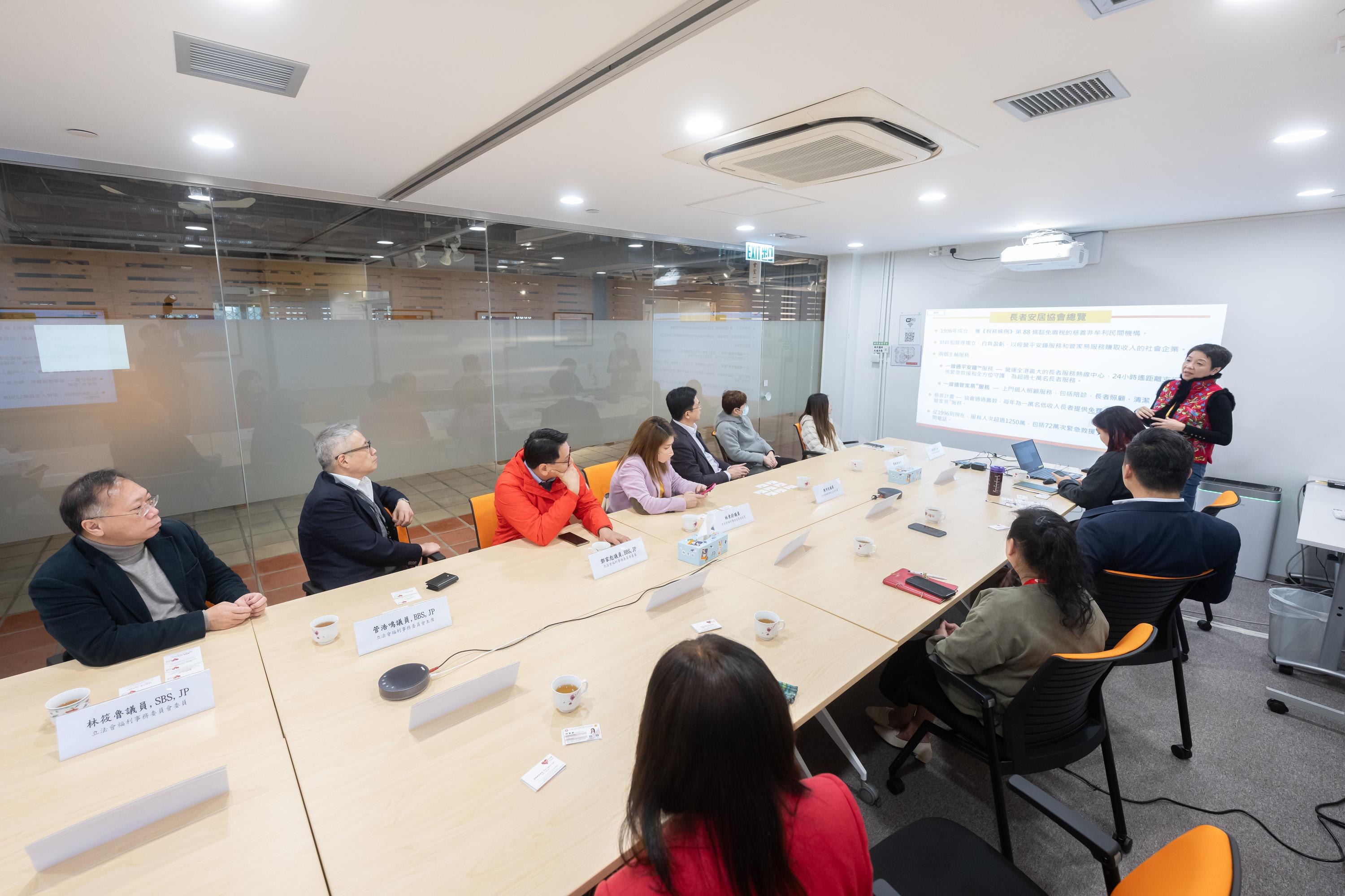 The Legislative Council Panel on Welfare Services visits the call centre of Care-On-Call Service under Senior Citizen Home Safety Association (SCHSA) today (February 8). Photo shows Members exchanging views with the representatives of SCHSA.