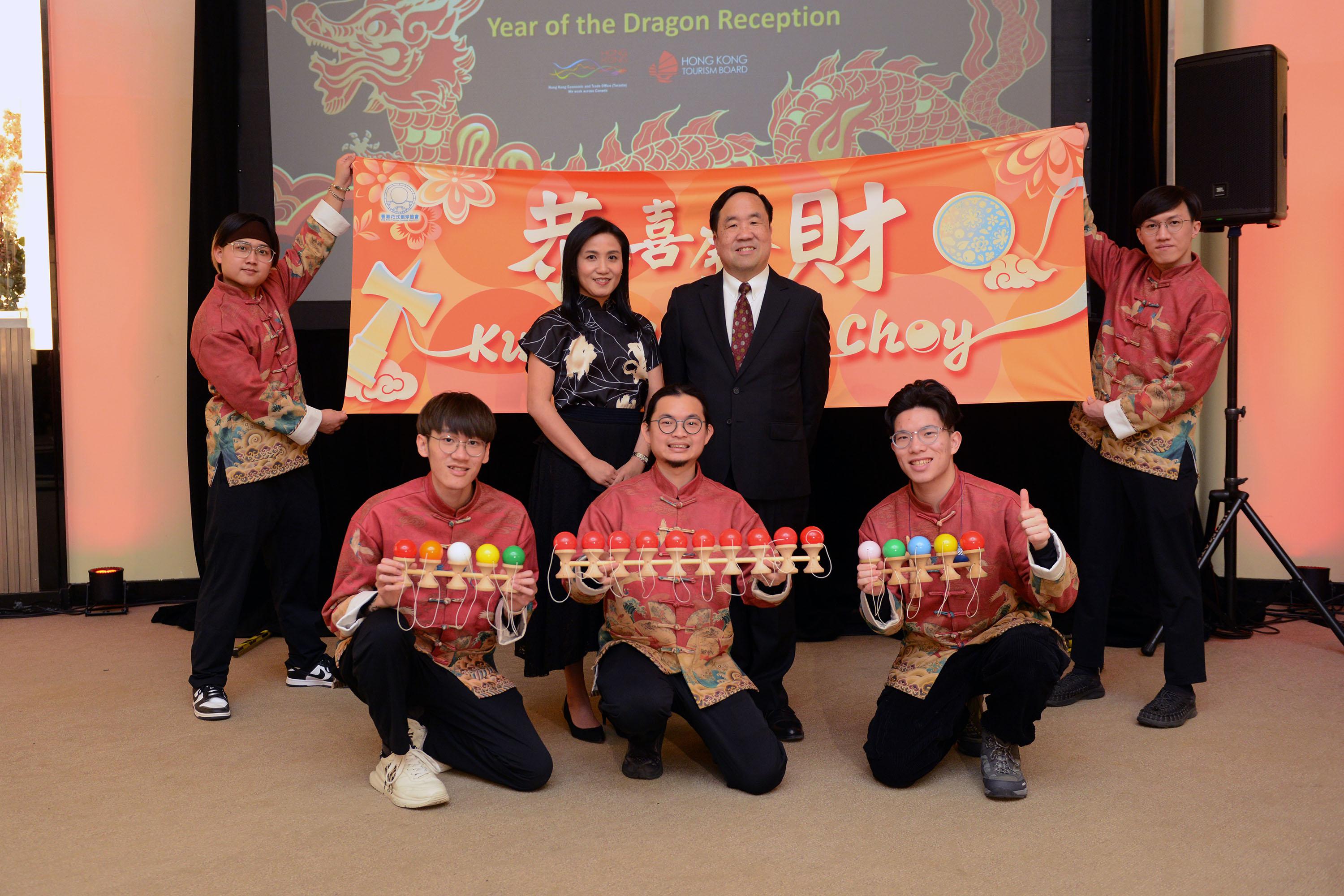 The Hong Kong Economic and Trade Office (Toronto) (Toronto ETO) and the Hong Kong Tourism Board (Canada)  (HKTB) held a joint spring reception in Toronto today (February 8, Toronto time). Photo shows the Director of the Toronto ETO, Ms Emily Mo (back row, second left), with the Director for Americas of the HKTB, Mr Michael Lim (back row, second right), and kendama players from Hong Kong at the reception.