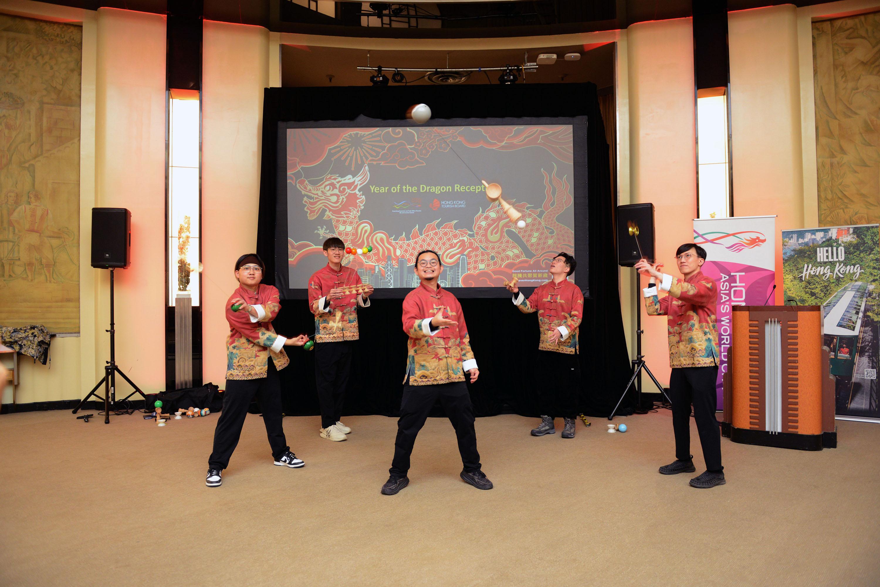 獲獎無數的香港劍球隊伍成員在由香港駐多倫多經濟貿易辦事處與香港旅遊發展局（加拿大）今日（多倫多時間二月八日）在多倫多舉辦的農曆新春酒會上獻藝。