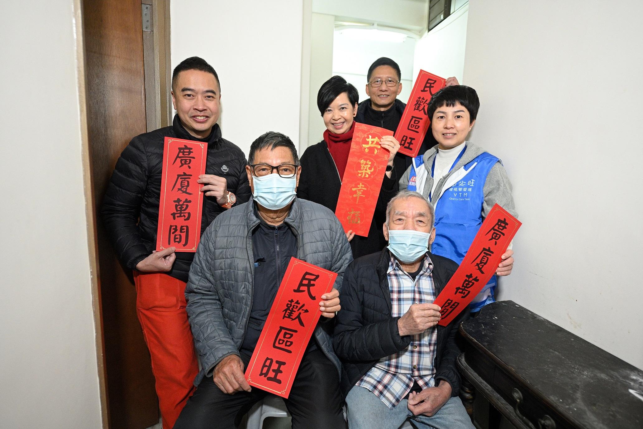 The Secretary for Housing, Ms Winnie Ho, visited Yau Tsim Mong District this morning (February 9) as part of the year-end caring visits in 18 districts. Photo shows Ms Ho (third left), accompanied by the District Officer (Yau Tsim Mong), Mr Edward Yu (first left), during her visit to singleton elderly people living in Tai Kok Tsui subdivided flats to distribute fai chuns and celebrate with them the New Year ahead, together with a Yau Tsim Mong District Council member and representative from a Care Team (Yau Tsim Mong).