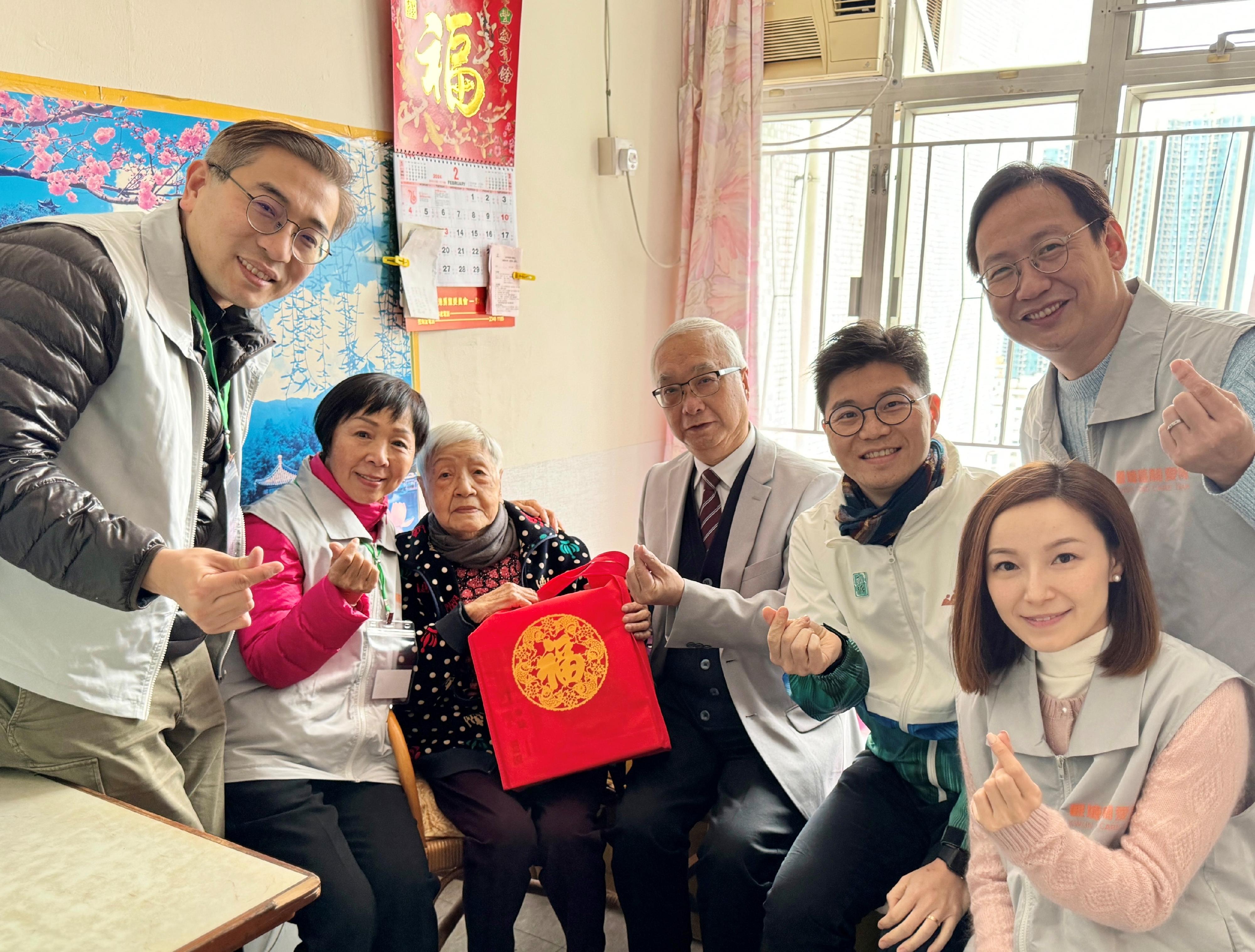 The Secretary for Environment and Ecology, Mr Tse Chin-wan (fourth left), accompanied by the District Officer (Kwun Tong), Mr Denny Ho (fifth left), Kwun Tong District Council members and representatives from the Care Team (Kwun Tong), visited an elderly person living in Tsui Ping (South) Estate, Kwun Tong, today (February 9).