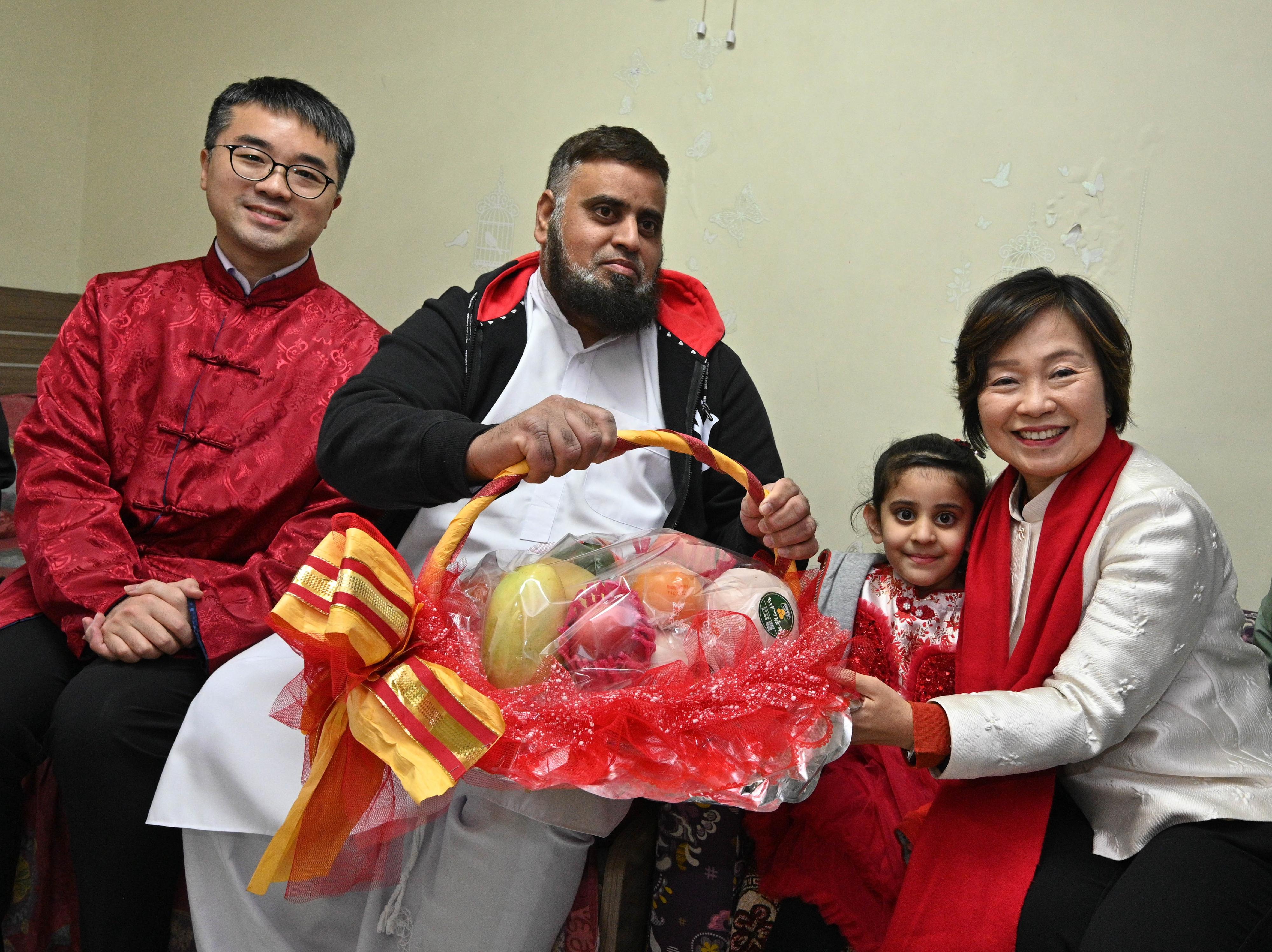 The Secretary for Education, Dr Choi Yuk-lin (first right), and the Under Secretary for Education, Mr Sze Chun-fai (first left), today (February 9) visit a Pakistani family living in Shek Wai Kok Estate, Tsuen Wan, to present a fruit hamper and extend blessings to them in celebration of the Chinese New Year.