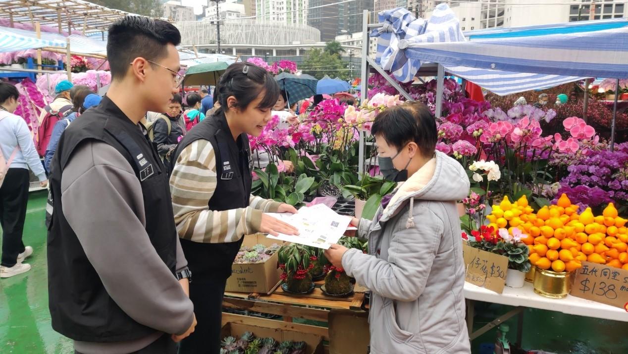 入境事務處於二月五日至昨日（二月八日）一連四日在全港多區展開反非法勞工行動，分別是代號「曙光行動」，及連同香港警務處與勞工處於年宵市場展開的反非法勞工行動。圖示入境處特遣隊人員向年宵市場檔主派發「切勿聘用非法勞工」的宣傳單張。