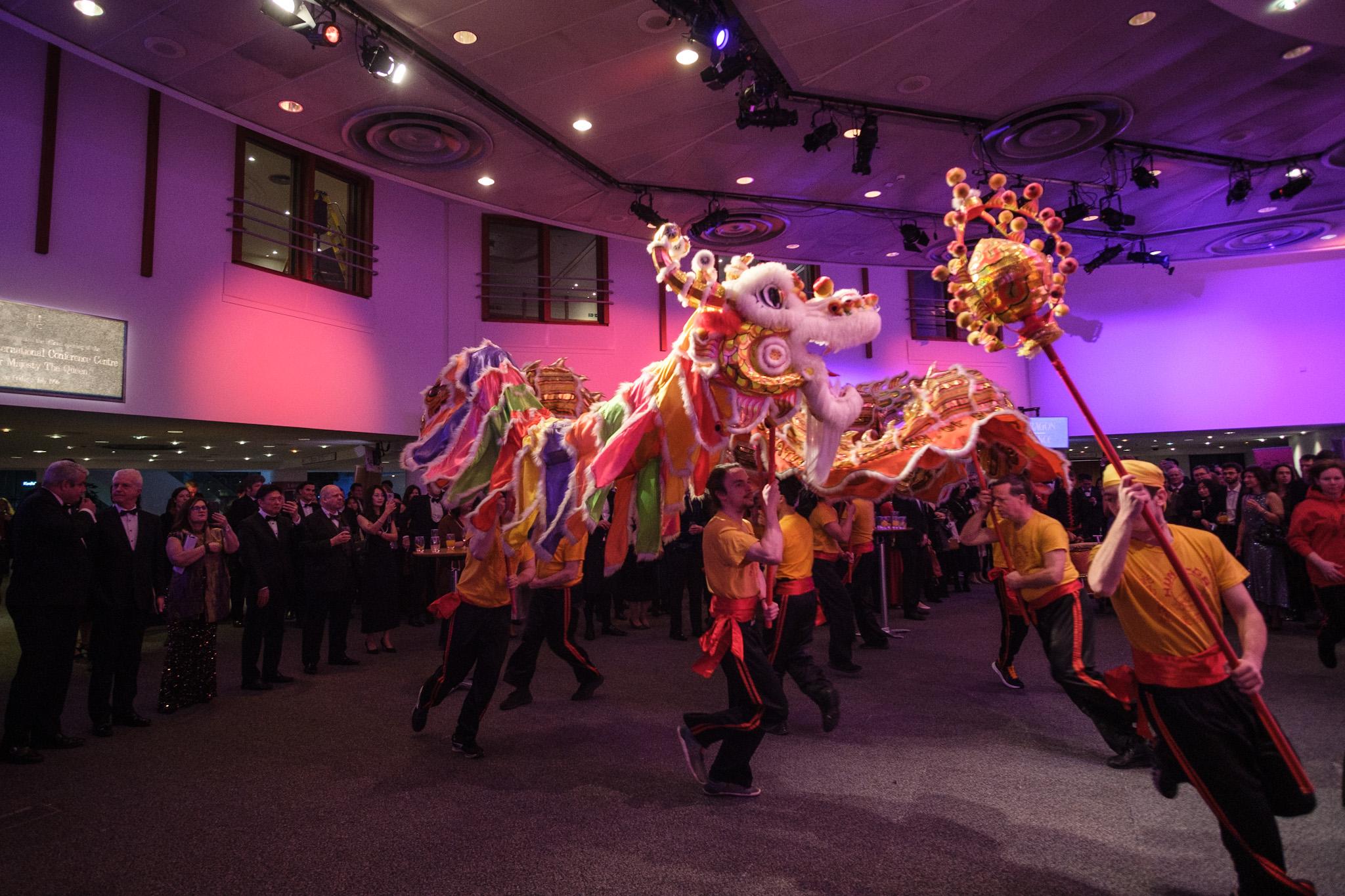 香港驻伦敦经济贸易办事处二月八日（伦敦时间）于英国爱丁堡举办Toast to the Dragon酒会。图示酒会上的舞龙表演。
