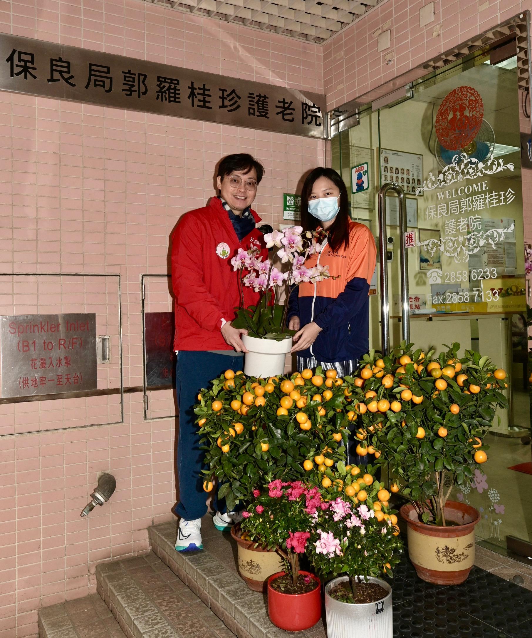 The 2024 Lunar New Year (LNY) fairs concluded successfully at 7am today (February 10). Volunteer teams made up of the Food and Environmental Hygiene Department staff assisted the department to deliver unsold pots of flowers and plants donated by LNY fair vendors to elderly home/residential care homes for person with disabilities and public hospitals. Photo shows volunteers delivering pots of flowers to a representative of an elderly home.