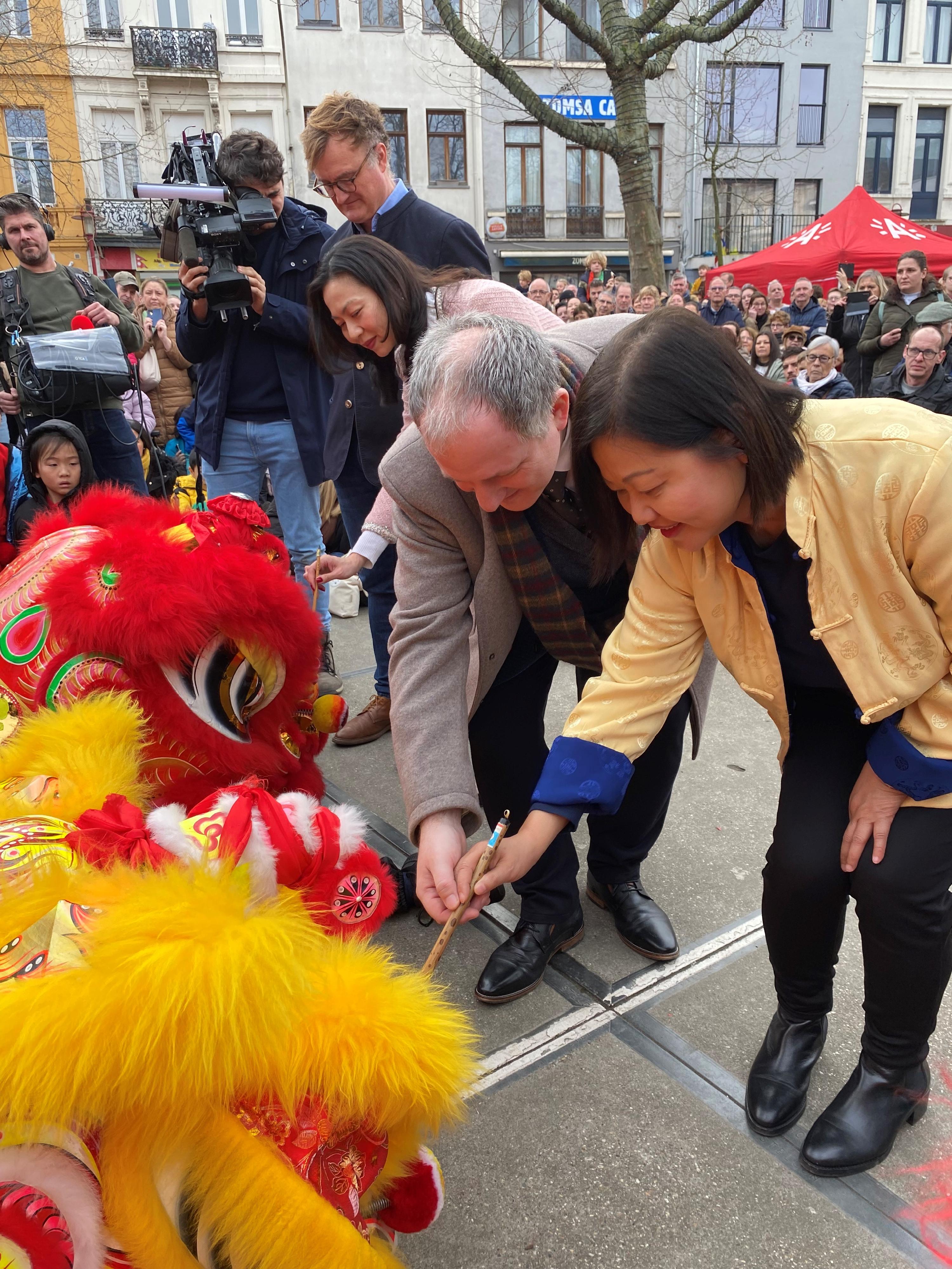 The Special Representative for Hong Kong Economic and Trade Affairs to the European Union, Ms Shirley Yung, officiated at the lion eye-dotting ceremony of the "Legends of Lion Dance" 2024 in Antwerp on February 10 (Antwerp time).