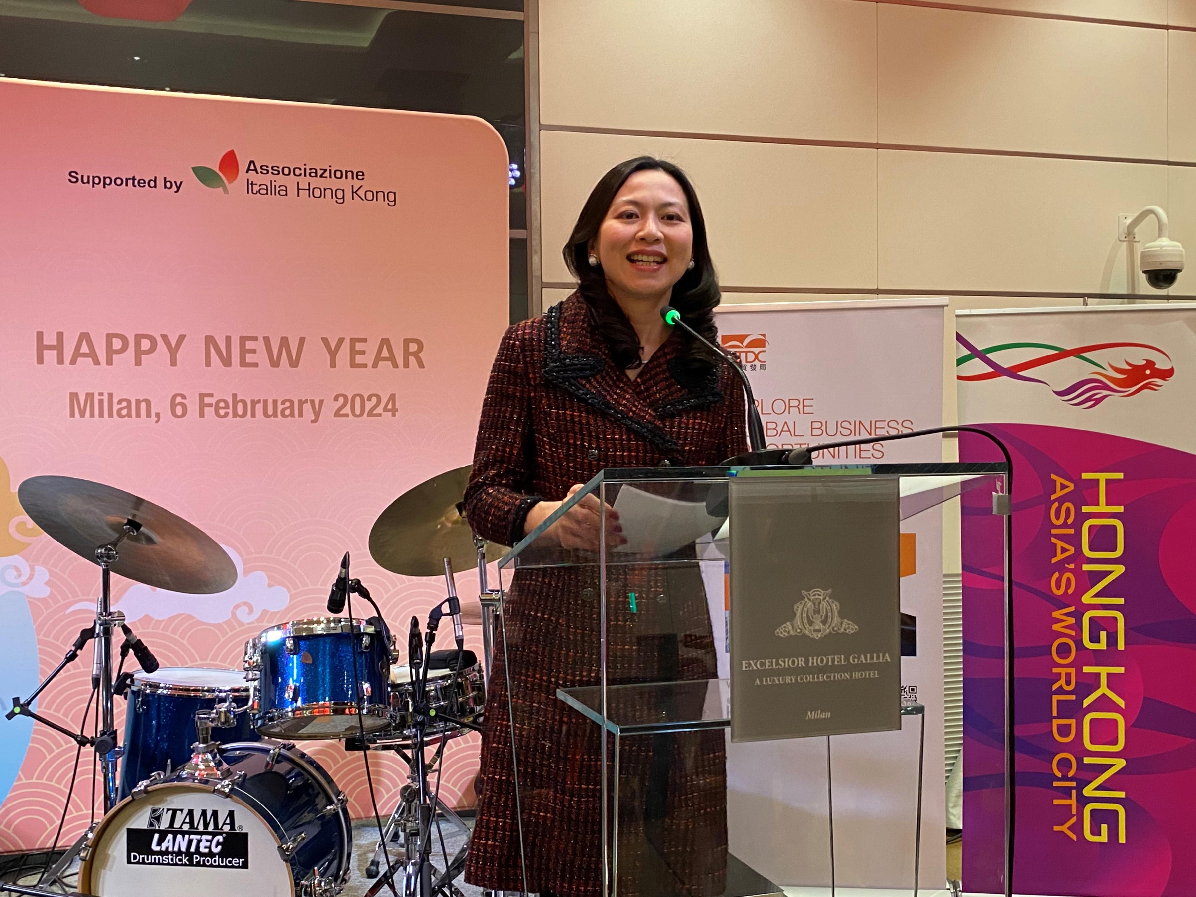 香港駐布魯塞爾經濟貿易辦事處副代表李詠璇二月六日（米蘭時間）在意大利米蘭舉辦的新春酒會上致辭。