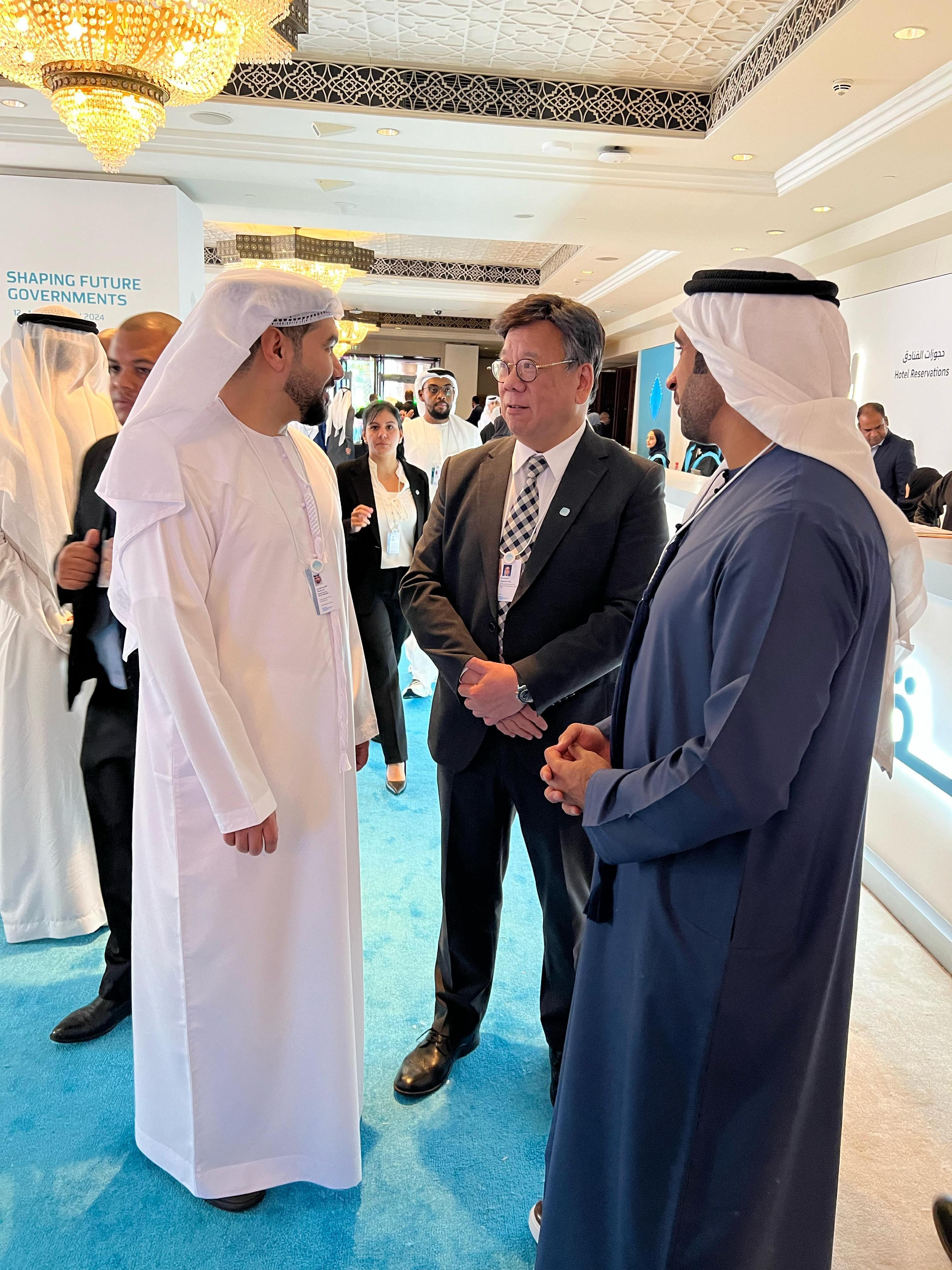 The Secretary for Commerce and Economic Development, Mr Algernon Yau, attended the World Governments Summit 2024 in Dubai, the United Arab Emirates. More than 4 000 participants attended the three-day summit starting from February 12. Photo shows Mr Yau (second right) having exchanges with participants during the summit.