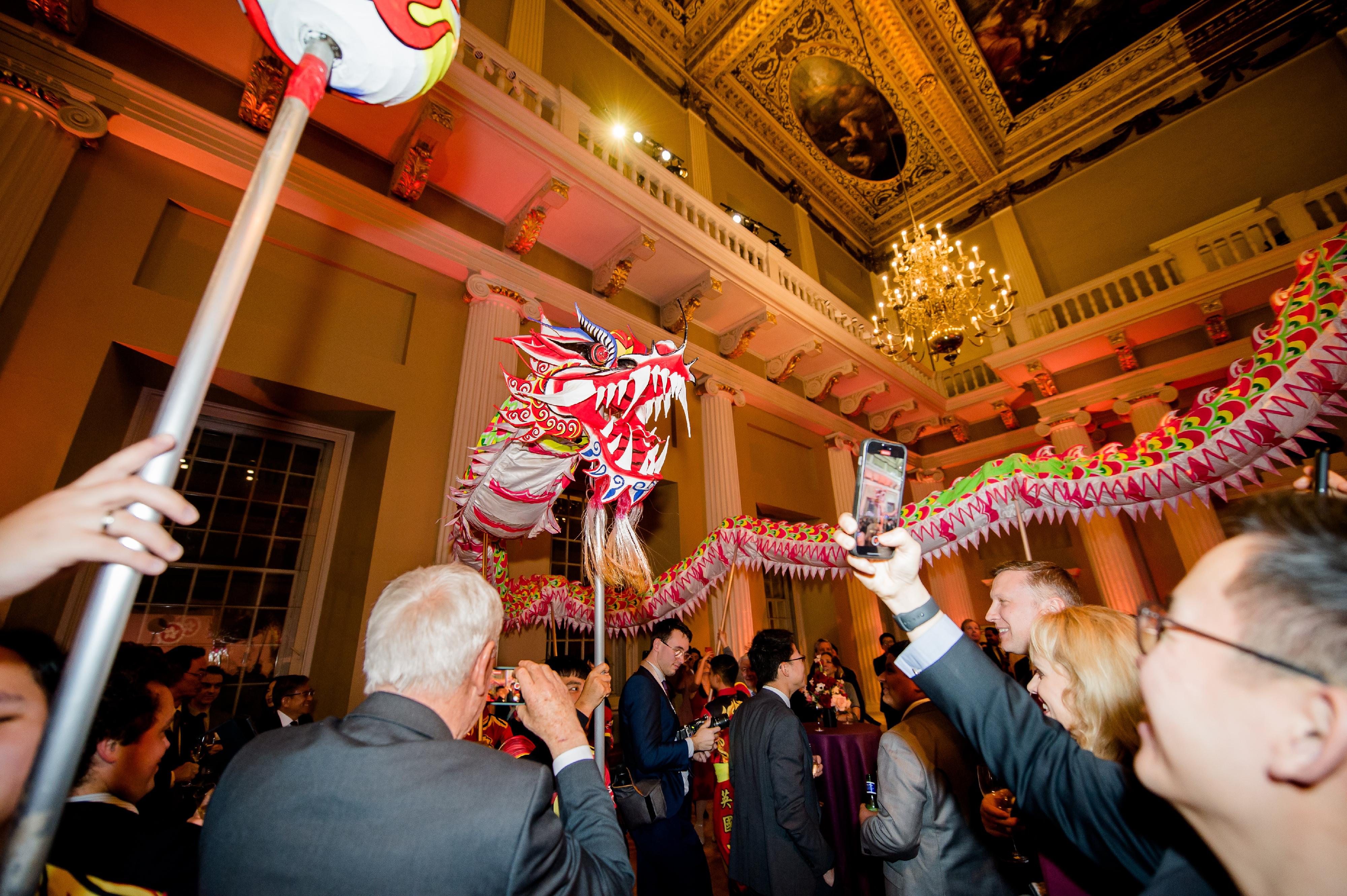 香港駐倫敦經濟貿易辦事處二月十三日（倫敦時間）於英國倫敦Whitehall Banqueting House舉辦龍年酒會。圖示酒會上的舞龍表演。