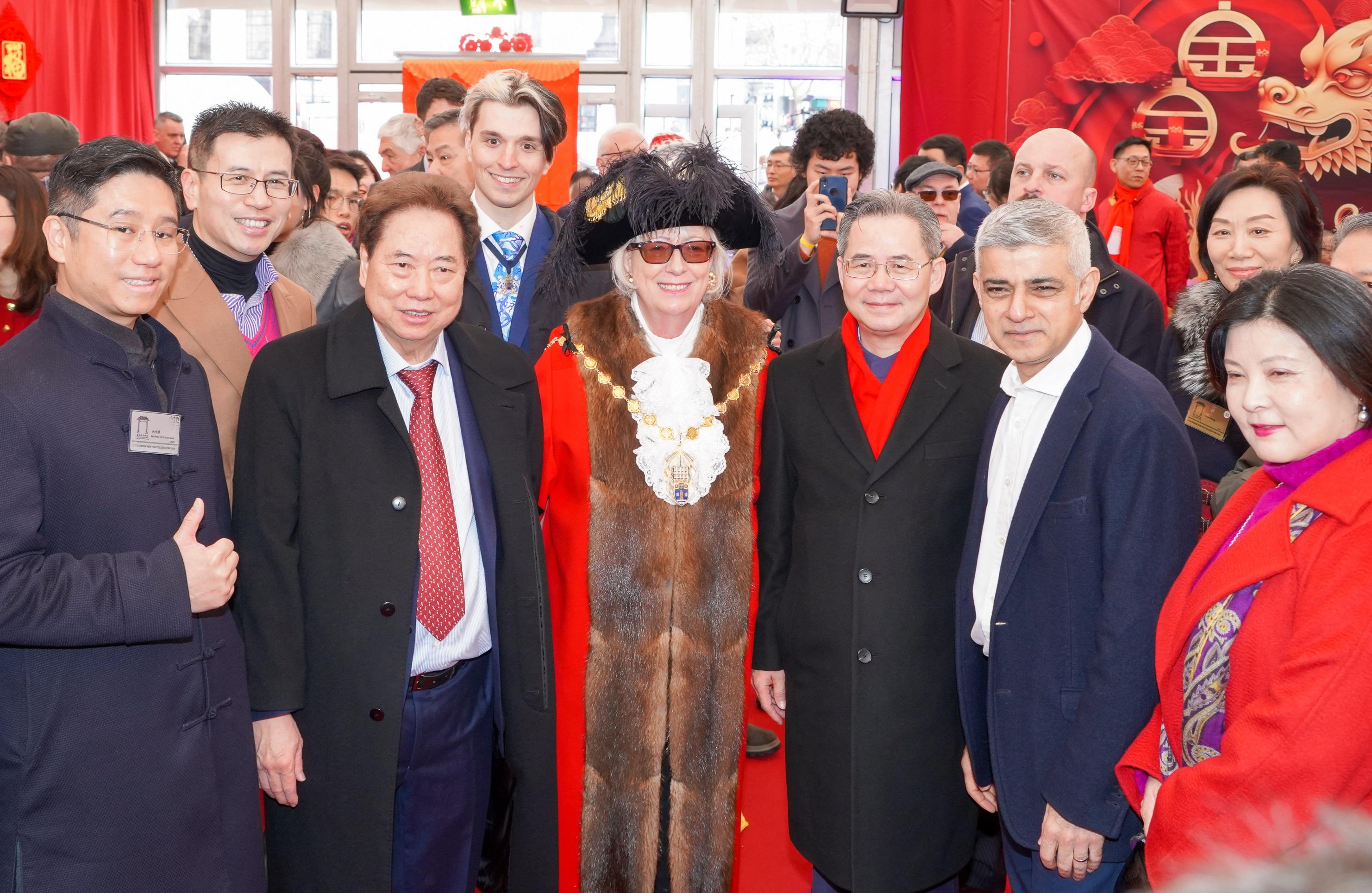 The Hong Kong Economic and Trade Office, London (London ETO) participated in a large-scale London Chinatown celebration in Trafalgar Square, Chinatown and Charing Cross Road on February 11 (London time). Photo shows (from left) the President of the London Chinatown Chinese Association (LCCA), Mr Peter Lam; the Director-General of the London ETO, Mr Gilford Law; the Chairman of the LCCA, Mr Tang Chu-ting; Councillor of Westminster Mr Robert Eagleton; the Lord Mayor of Westminster, Ms Patricia McAllister; the Chinese Ambassador to the United Kingdom, Mr Zheng Zeguang; the Mayor of London, Mr Sadiq Khan, and other guests at the celebration.