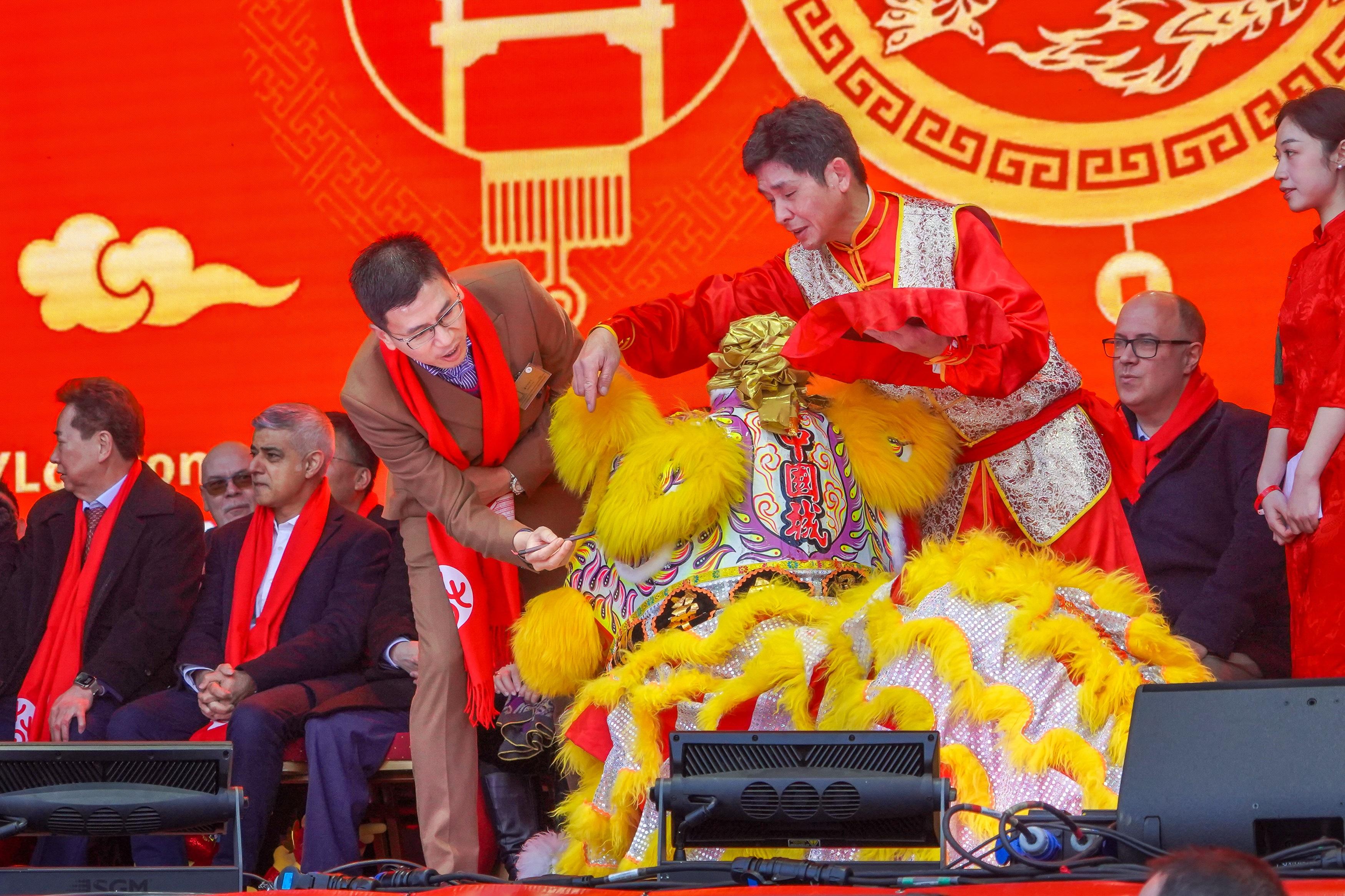 The Hong Kong Economic and Trade Office, London (London ETO) participated in a large-scale London Chinatown celebration in Trafalgar Square, Chinatown and Charing Cross Road on February 11 (London time). Photo shows the Director-General of the London ETO, Mr Gilford Law, taking part in the eye-dotting ceremony for the lion dance performance. 